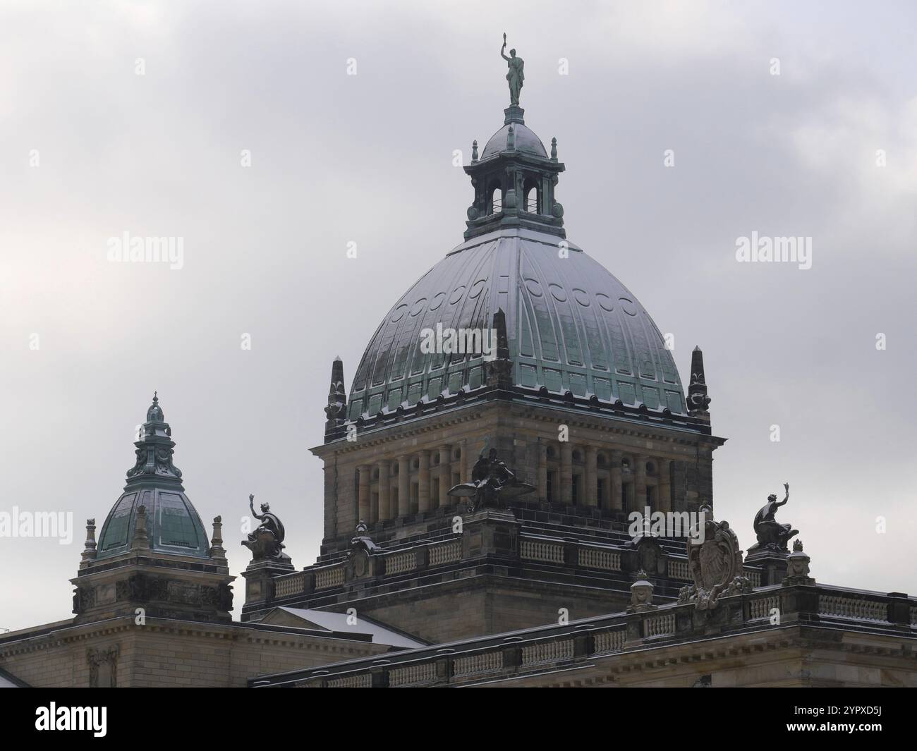 Coperta di neve: La cupola del Tribunale amministrativo federale di Lipsia. Sassonia, Germania, Europa Foto Stock
