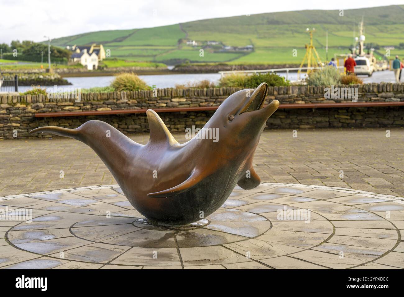 Statua di Fungie The Dolphin Dingle Town sulla Penisola di Dingle, Contea di Kerry, Irlanda, Regno Unito, Europa Foto Stock