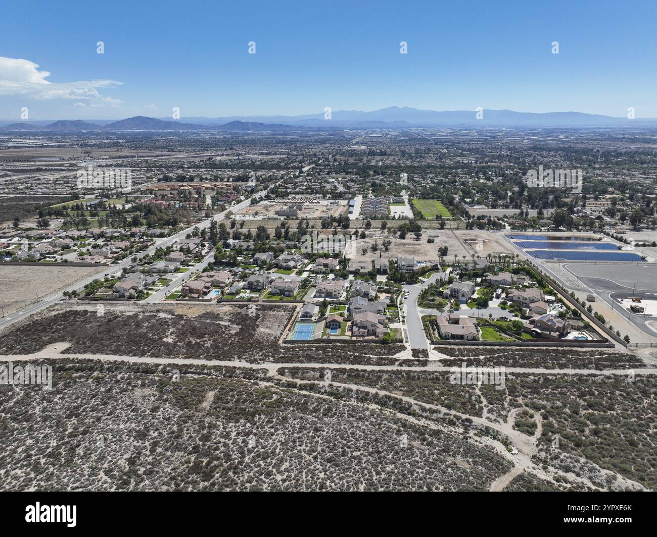 Vista aerea di Rancho Cucamonga, situata a sud delle colline pedemontane delle San Gabriel Mountains e della Angeles National Forest nella contea di San Bernardino, California Foto Stock