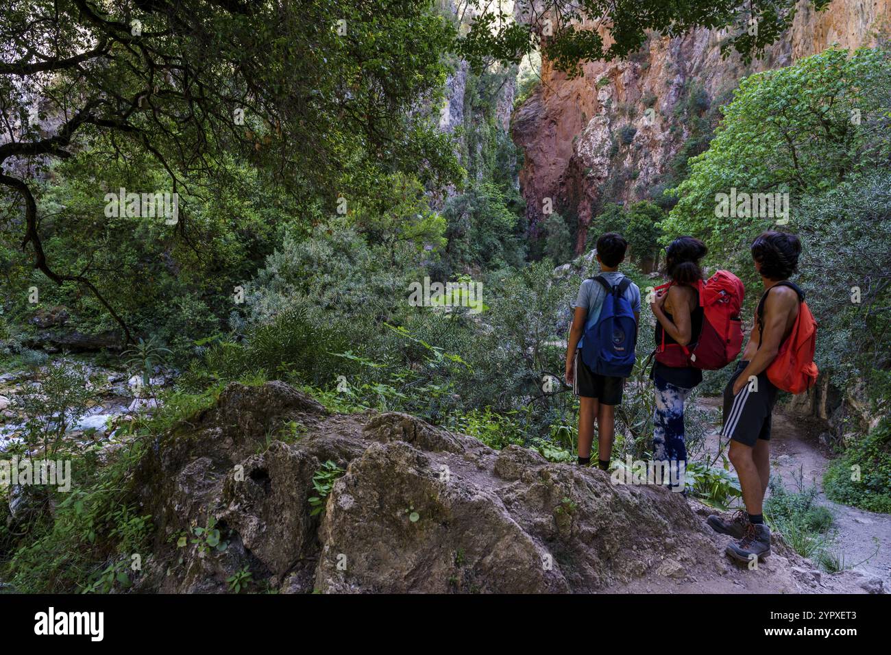 God's Bridge, escursionista, Akchour, Talassemtane Nature Park, regione del Rif, marocco Foto Stock