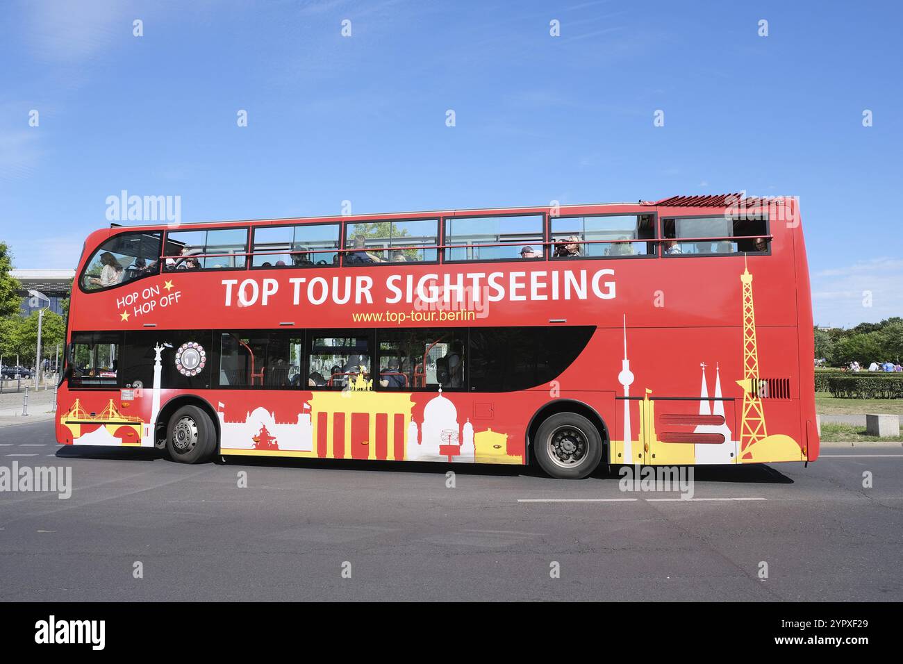 Berlino, Germania, 14 luglio 2022, autobus rosso a due piani per tour della città Top Tour autobus rosso a due piani, Europa Foto Stock