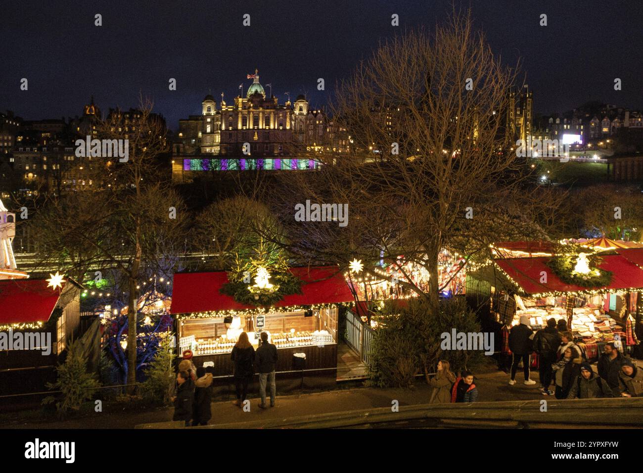 Mercado de Navidad, East Princes Street Gardens, Edimburgo, Lowlands, Escocia, Reino Unido Foto Stock