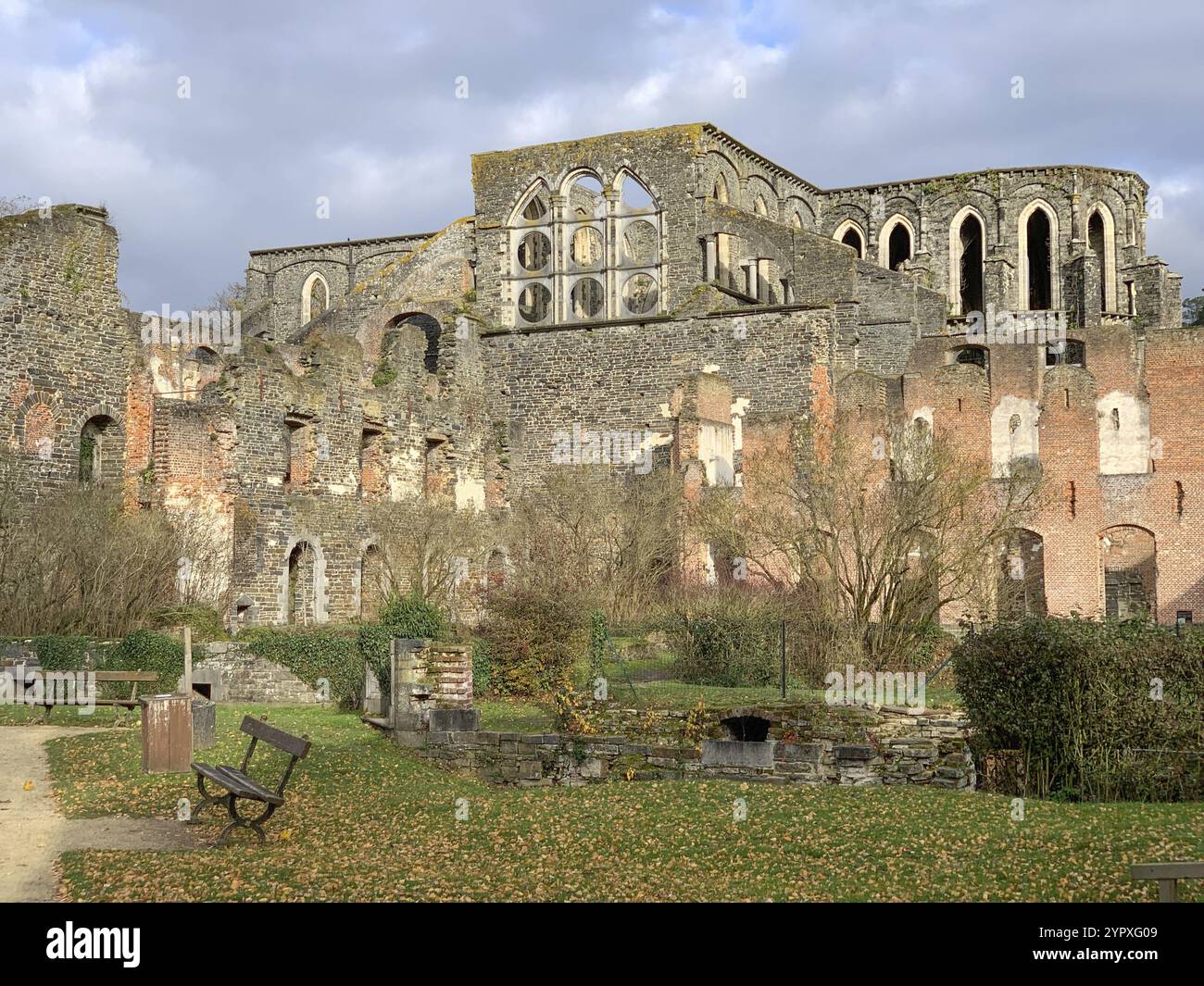 Rovine dell'abbazia di Villers, un'antica abbazia cistercense situata vicino alla città di Villers-la-Ville nella provincia del Brabante della Vallonia, Belgio, 19 dicembre Foto Stock