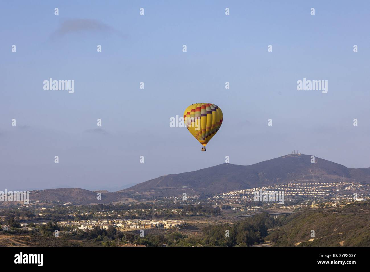 Palloncini colorati gialli e rossi ad aria calda sul cielo blu in California Foto Stock