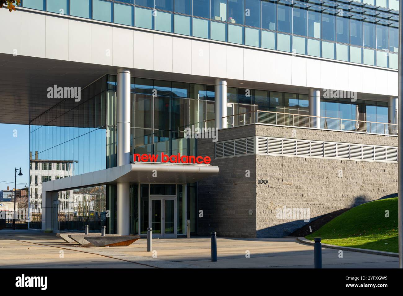 L'ingresso alla sede centrale di New Balance (NB) a Boston, Massachusetts, USA Foto Stock