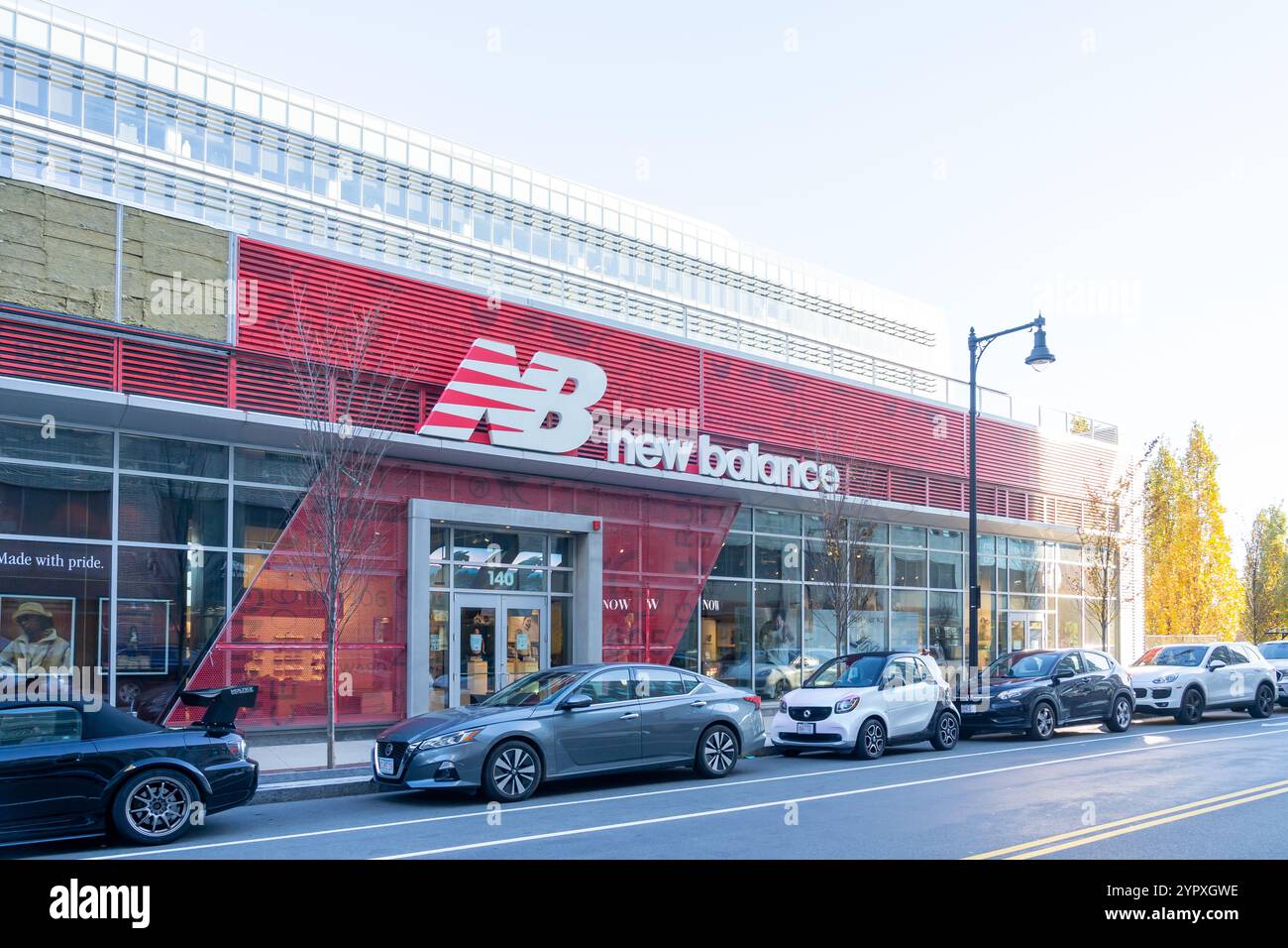 Il negozio di bandiera New Balance (NB) presso la sede di New Balance a Boston, ma, USA Foto Stock