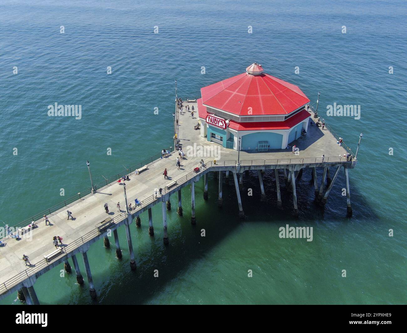 Vista aerea del molo di Huntington con il Ruby's Diner durante le soleggiate giornate estive, a sud-est di Los Angeles. California. meta per surfisti e turisti. Se Foto Stock