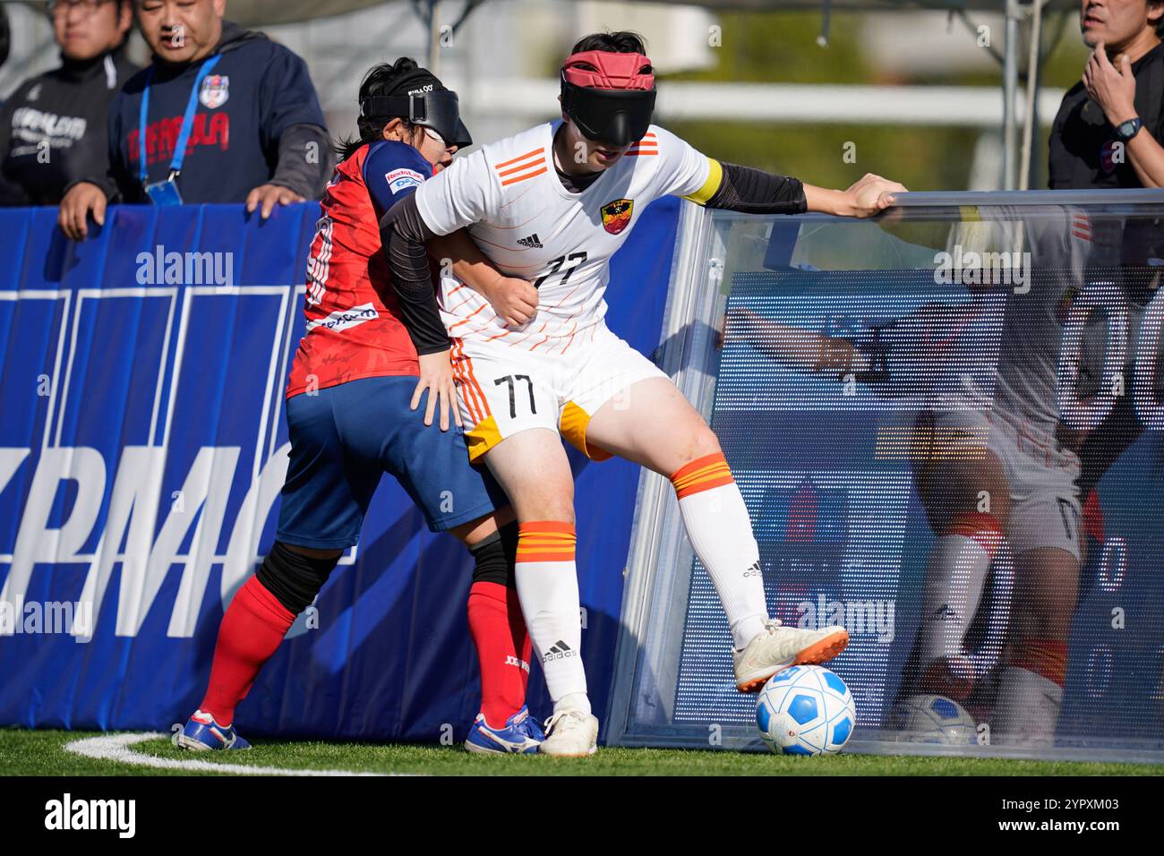 Tokyo, Giappone. 1 dicembre 2024. (L-R) Sora Kikushima (T. Wings), Shunsuke Nakamura (buen cambio) calcio cieco : LIGA.i partita tra Saitama T.. Wings 1-0 buen cambio yokohama al Fukushi Enterprise Sumida Field durante la LIGA.i Blind Soccer Top League 2024 a Tokyo, Giappone . Crediti: SportsPressJP/AFLO/Alamy Live News Foto Stock