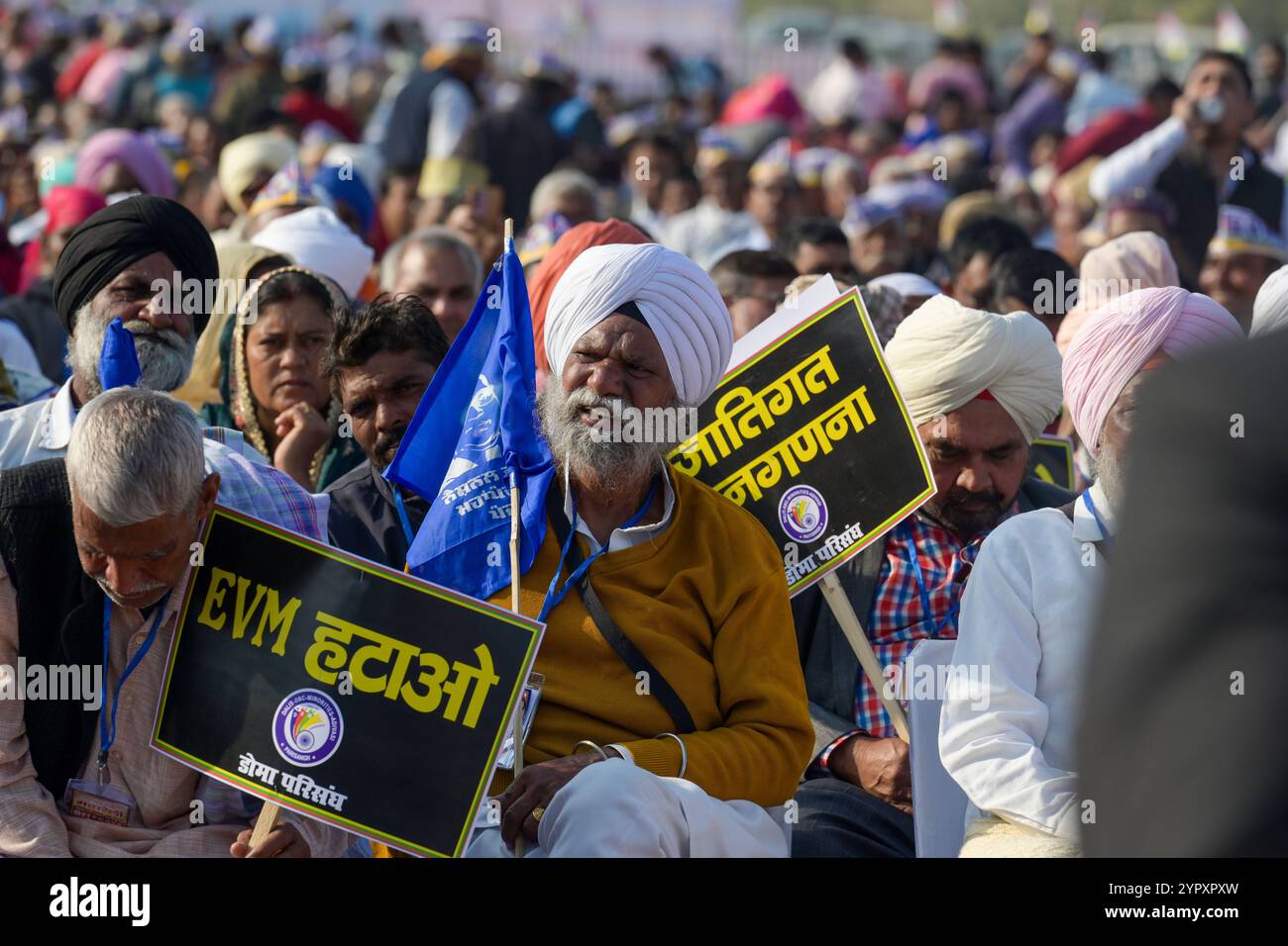 NUOVA DELHI, INDIA - 1° DICEMBRE: Persone quotate al presidente Mallikarjun Kharge durante i suoi discorsi a Ramlila Maidan il 1° dicembre 2024 a nuova Delhi, India. Affrontando un grande raduno organizzato da una federazione di Dalit, minoranze, tribali e OBC a Ramlila Maidan, Kharge ha accusato il primo ministro Narendra modi di non aver garantito unità e sicurezza per la gente permettendo tali sondaggi in ogni moschea del paese. Il presidente del Congresso esortò anche i Dalit, le minoranze e le altre classi arretrate (OBC) a rimanere uniti al fine di proteggere la Costituzione, la democrazia e la loro Foto Stock