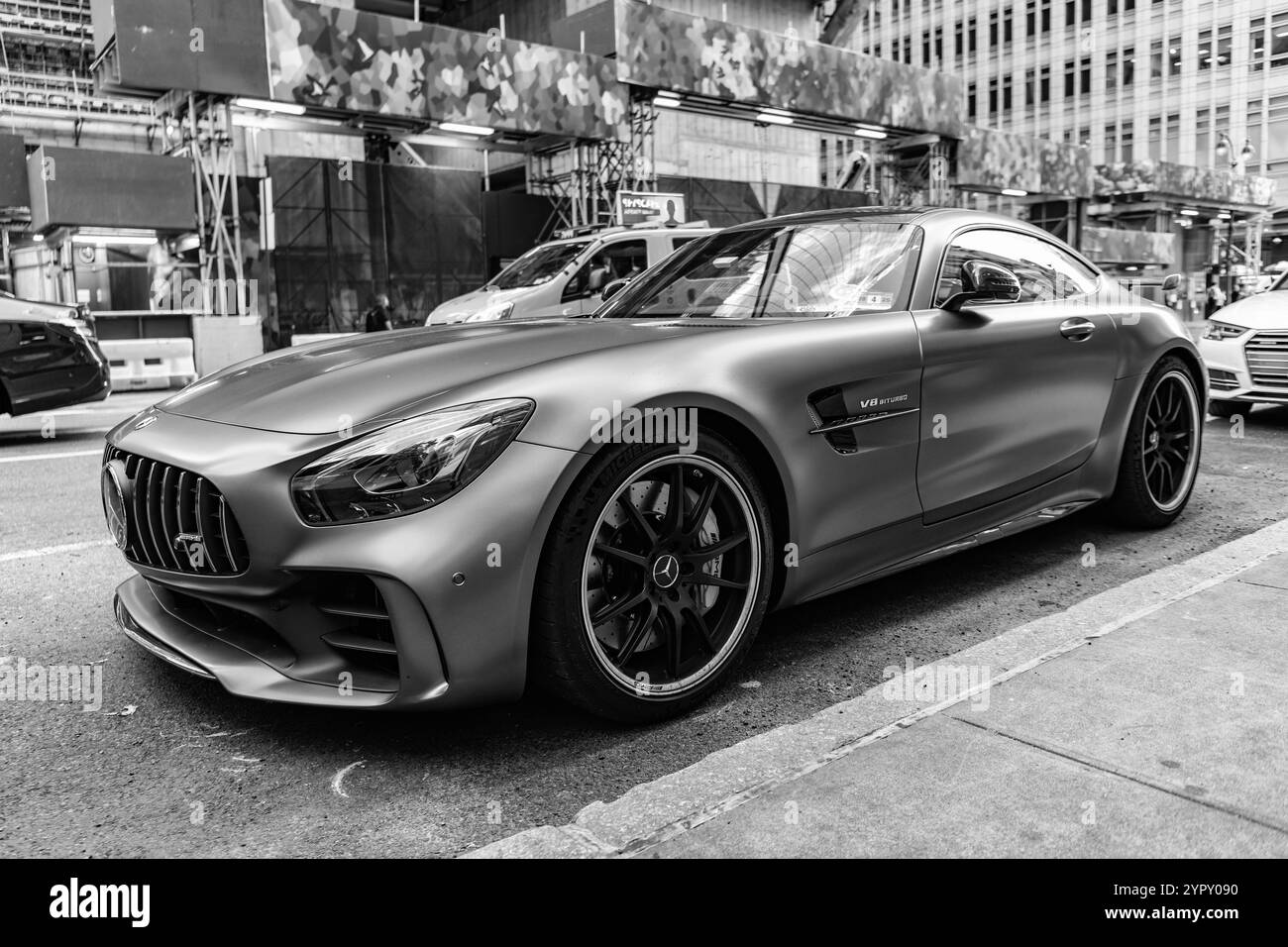 New York City, USA - 9 agosto 2023: Mercedes Benz AMG GT 2018 Supercar, vista laterale angolo Foto Stock