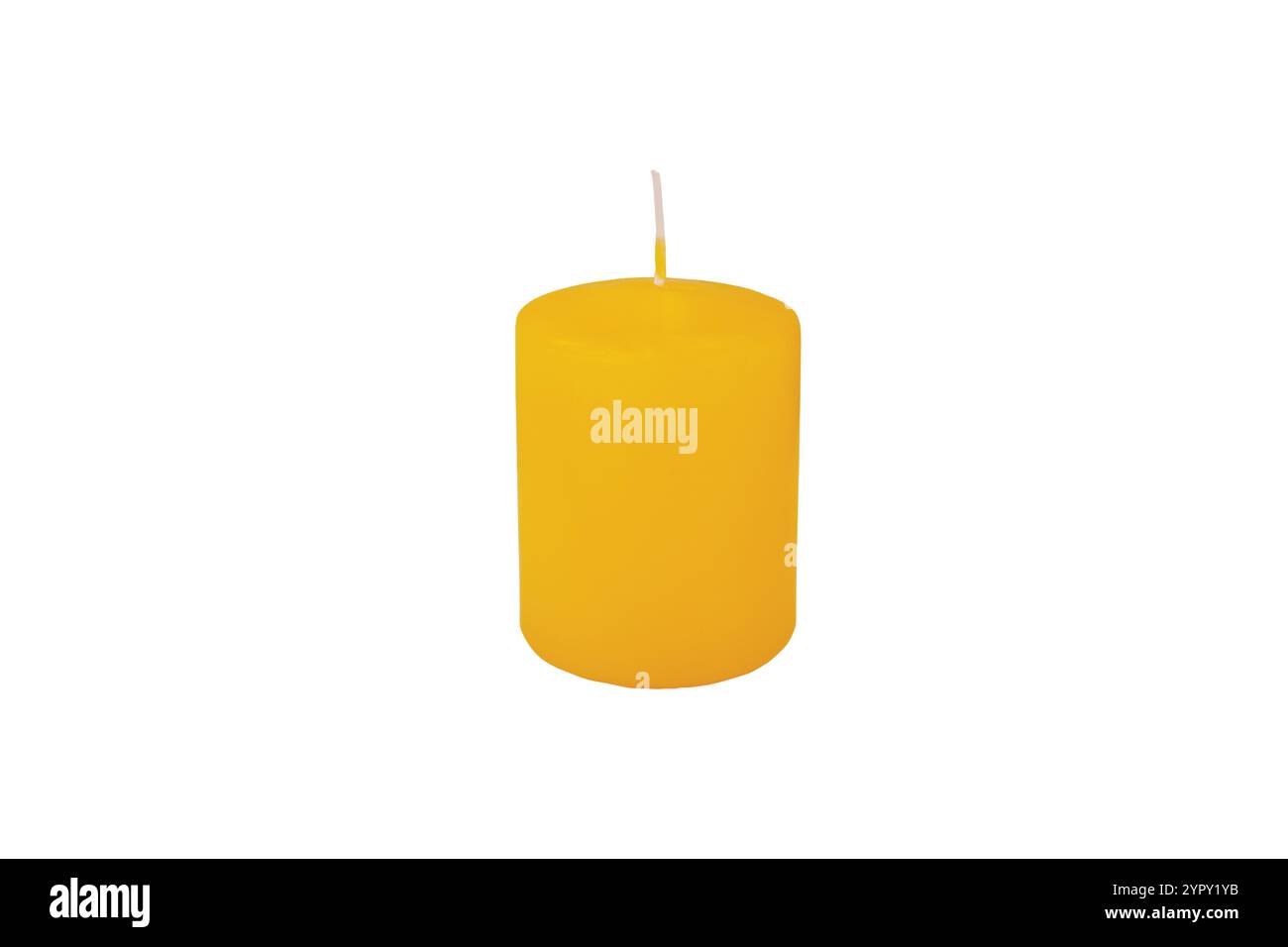 Candela decorativa gialla non cotta isolata su bianco. Oggetto per l'arredamento. Foto Stock