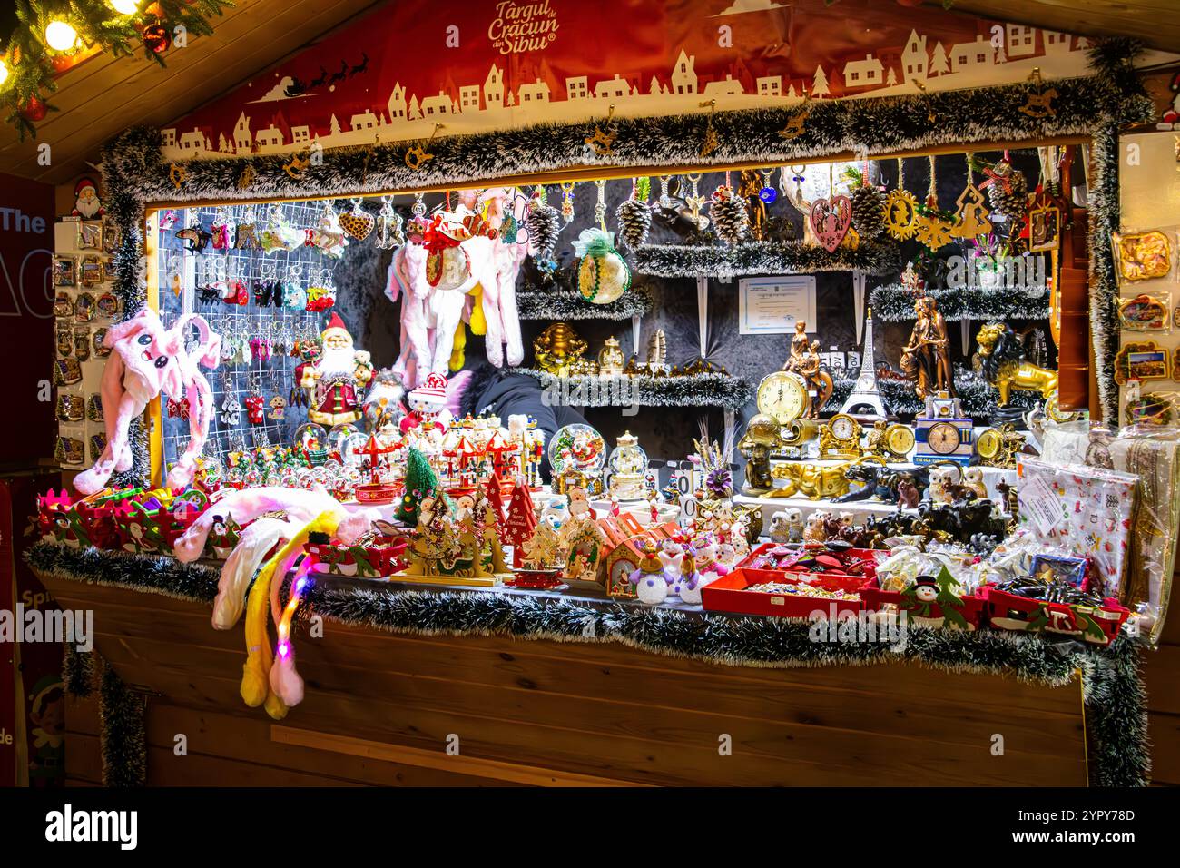 Ornamenti natalizi e souvenir in vendita presso un chiosco del mercatino di Natale di Sibiu, Romania Foto Stock