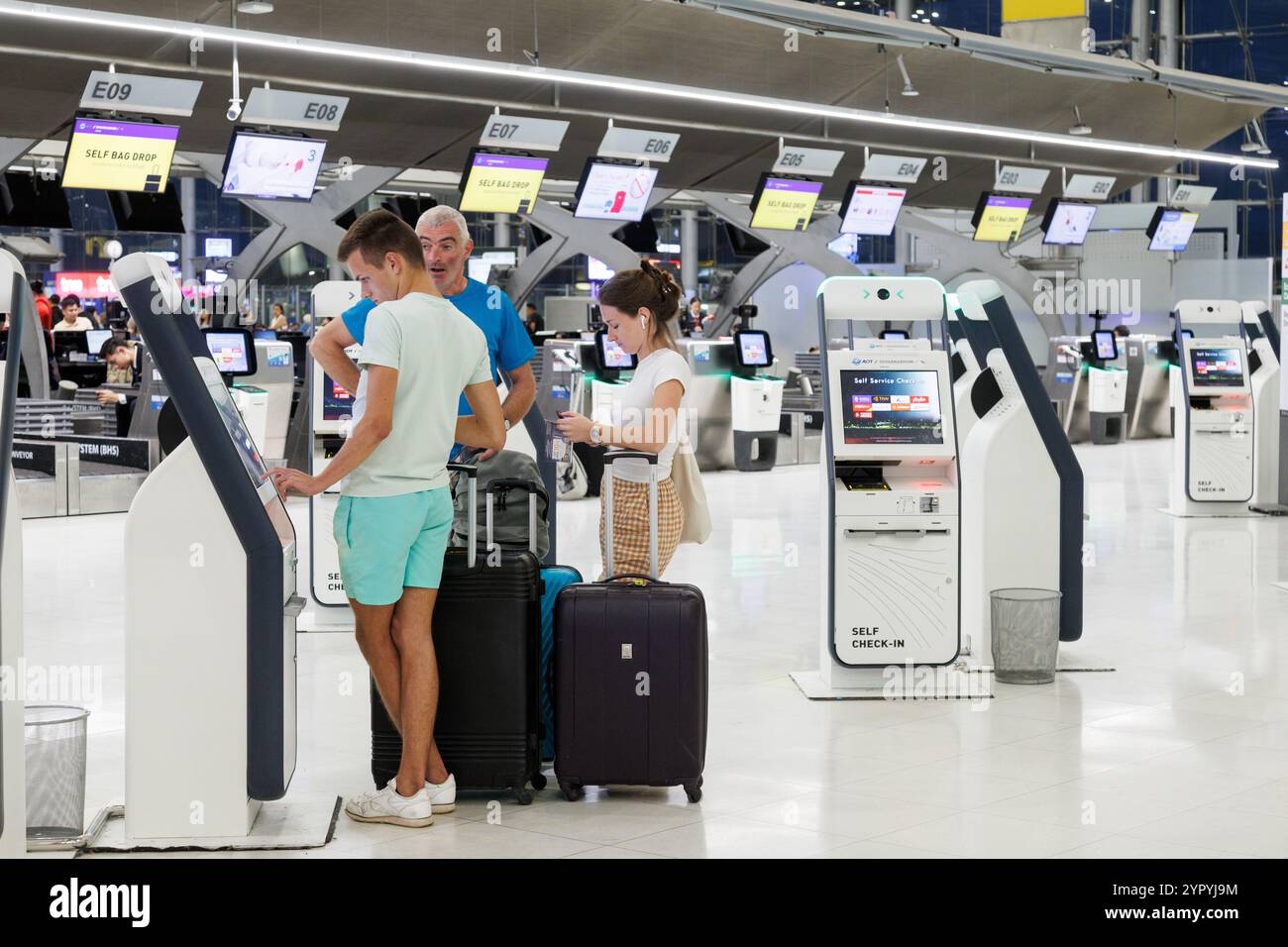 Bangkok, Tailandia - 22 novembre 2024: Check-in familiare per turismo, biglietteria self-service per aeroplani presso l'aeroporto di suvarnabhumi. trasporto e trasporto Foto Stock