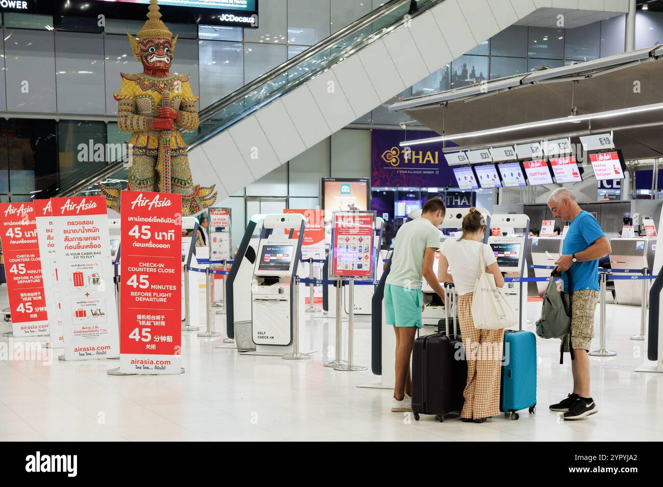 Bangkok, Tailandia - 22 novembre 2024: Check-in familiare per turismo, biglietteria self-service per aeroplani presso l'aeroporto di suvarnabhumi. trasporto e trasporto Foto Stock