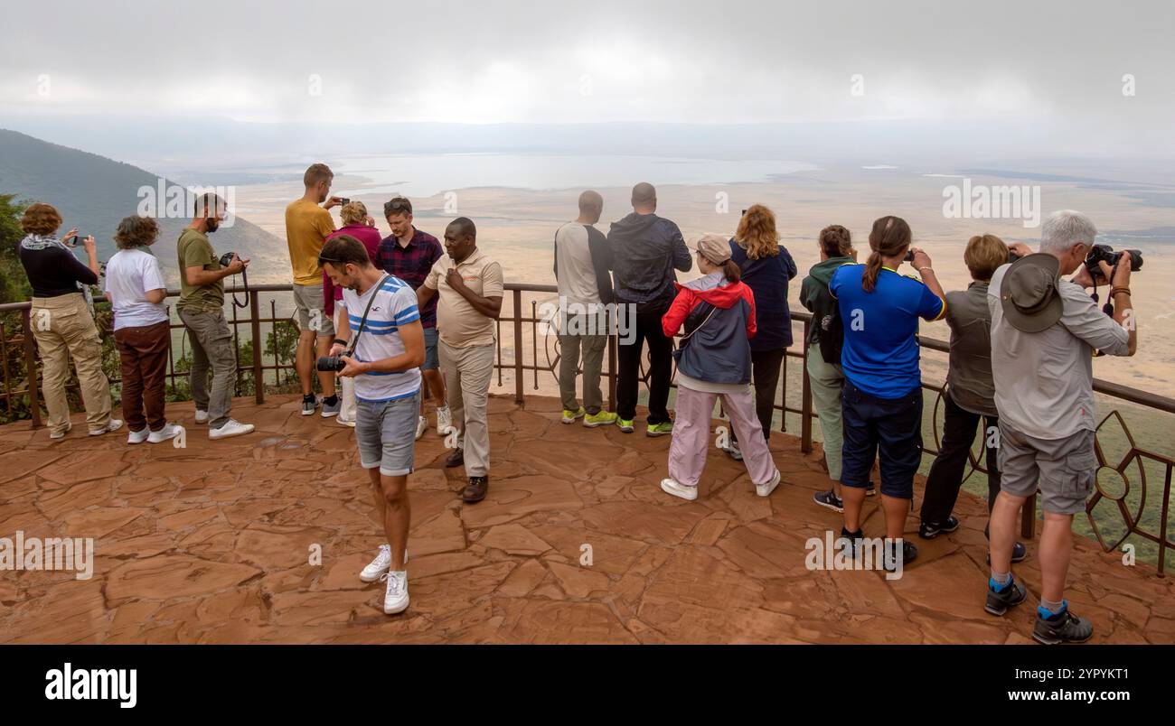 Turisti in un punto panoramico sul bordo del cratere di Ngorongoro, Tanzania, Africa orientale Foto Stock