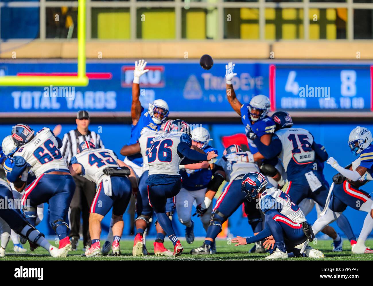 30 novembre 2024: Il kicker Carter Davis (36) dei Florida Atlantic Owls Place tenta un Field goal nel primo tempo nella partita di football NCAA tra la Florida Atlantic University e l'Università di Tulsa all'H.A. Chapman Stadium di Tulsa, OK. Ron Lane/CSM Foto Stock