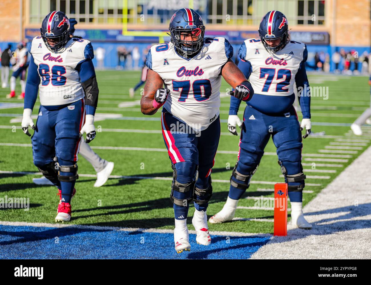 30 novembre 2024: L'offensive lineman dei Florida Atlantic Owls Malcolm Lamar (70) passa attraverso esercizi di riscaldamento prima della partita di football NCAA tra la Florida Atlantic University e l'Università di Tulsa all'H.A. Chapman Stadium di Tulsa, Oklahoma. Ron Lane/CSM (immagine di credito: © Ron Lane/Cal Sport Media) Foto Stock