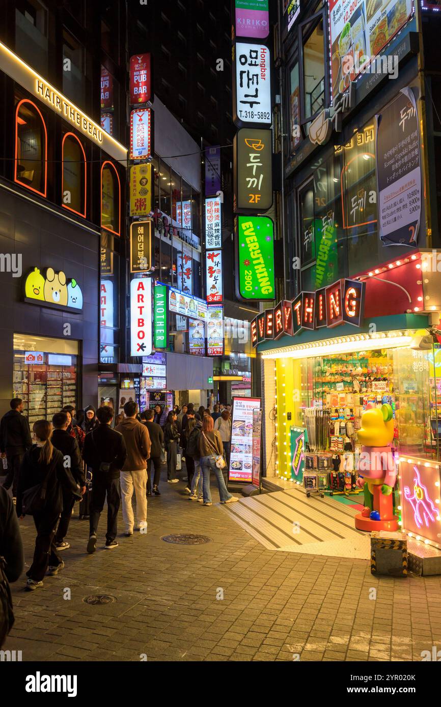 Seoul, Corea del Sud - 26 ottobre 2024: Scena di strada del vivace e vibrante quartiere dello shopping di Myeong-Dong di notte con cartelli illuminati, Locate Foto Stock