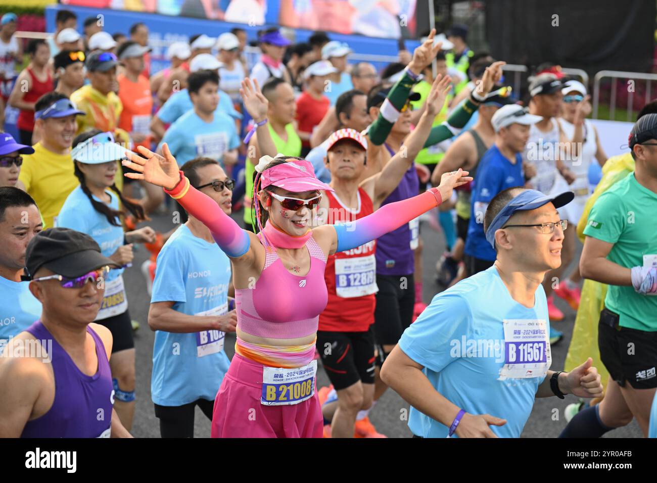 Shenzhen, Cina. 1 dicembre 2024. La maratona di Shenzhen prende il via nella piazza del Centro civile di Shenzhen, nella provincia del Guangdong della Cina meridionale, il 1° dicembre 2024. All'evento parteciparono circa 20.000 corridori. Credito: Chen Wen/China News Service/Alamy Live News Foto Stock