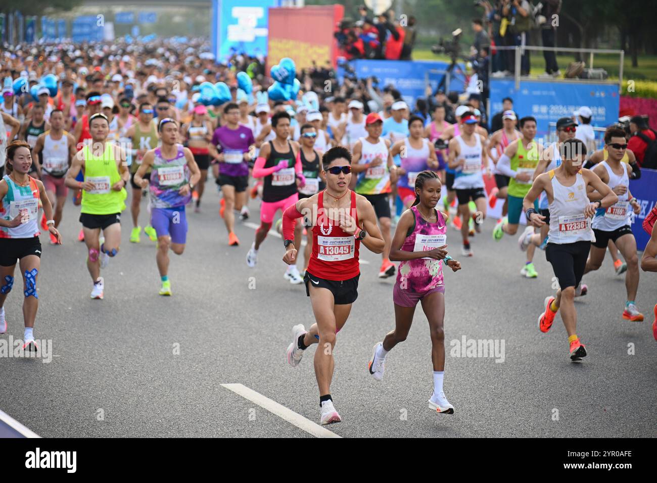 Shenzhen, Cina. 1 dicembre 2024. La maratona di Shenzhen prende il via nella piazza del Centro civile di Shenzhen, nella provincia del Guangdong della Cina meridionale, il 1° dicembre 2024. All'evento parteciparono circa 20.000 corridori. Credito: Chen Wen/China News Service/Alamy Live News Foto Stock