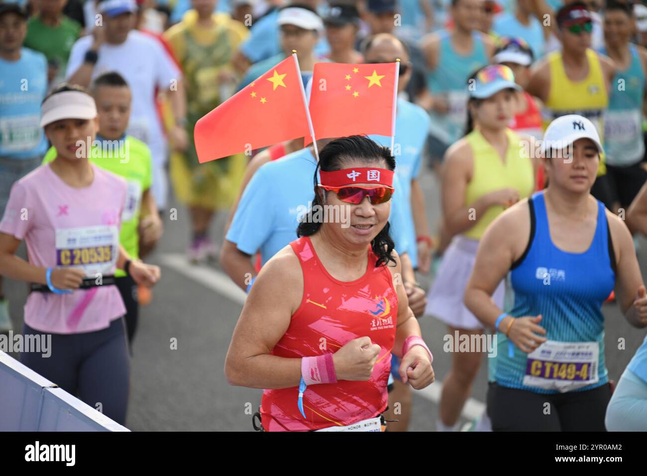 Shenzhen, Cina. 1 dicembre 2024. La maratona di Shenzhen prende il via nella piazza del Centro civile di Shenzhen, nella provincia del Guangdong della Cina meridionale, il 1° dicembre 2024. All'evento parteciparono circa 20.000 corridori. Credito: Chen Wen/China News Service/Alamy Live News Foto Stock