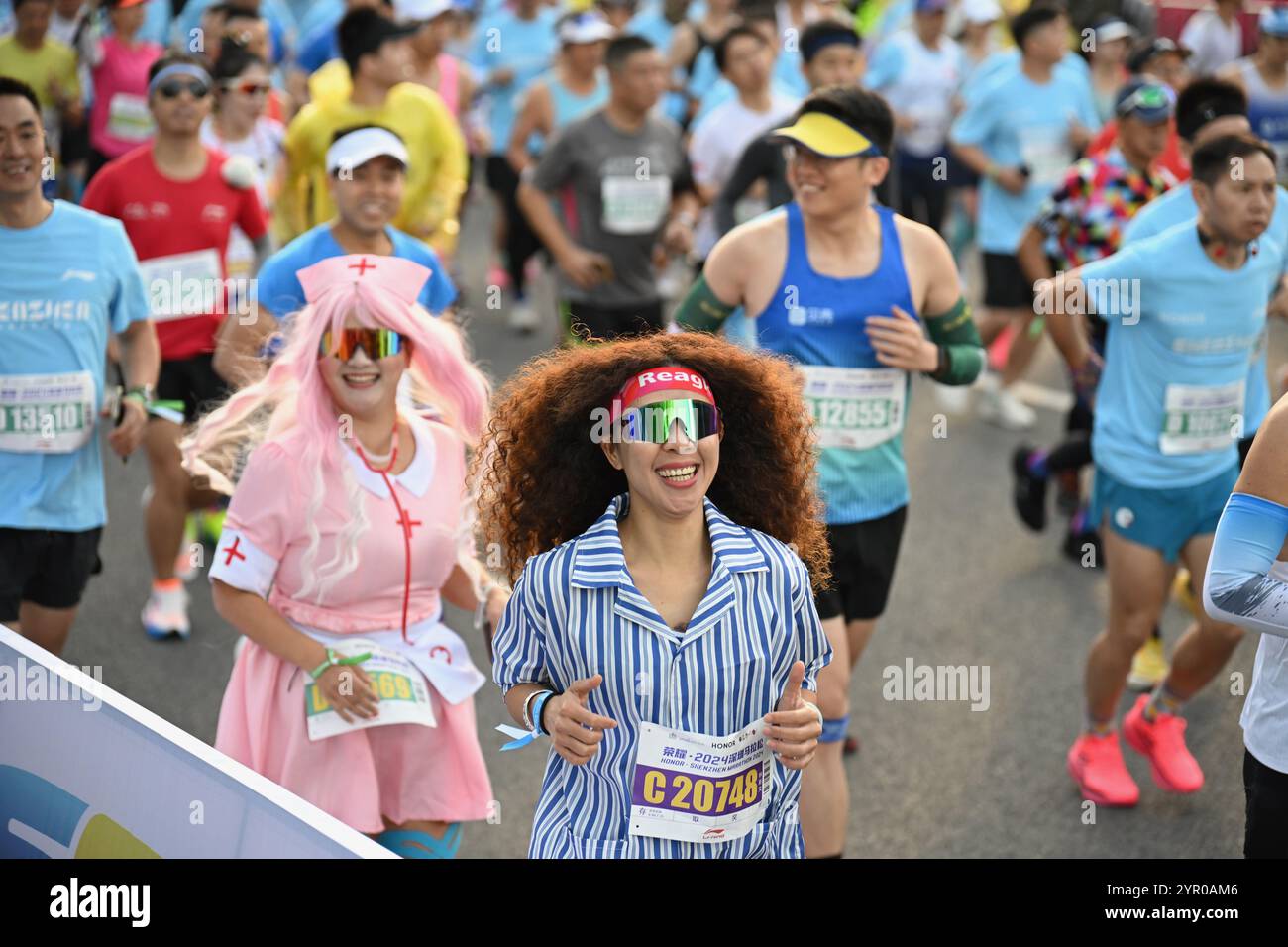 Shenzhen, Cina. 1 dicembre 2024. La maratona di Shenzhen prende il via nella piazza del Centro civile di Shenzhen, nella provincia del Guangdong della Cina meridionale, il 1° dicembre 2024. All'evento parteciparono circa 20.000 corridori. Credito: Chen Wen/China News Service/Alamy Live News Foto Stock