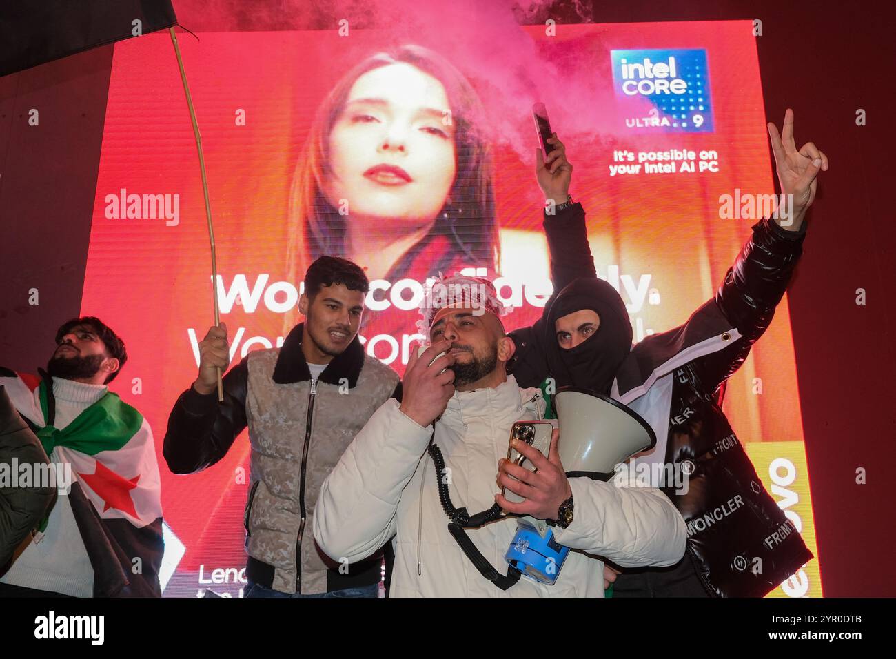 Londra, Regno Unito. 1 dicembre 2024. La diaspora siriana si riunisce per sostenere le forze dell'opposizione mentre la scorsa settimana è stata lanciata un'offensiva a sorpresa contro il governo, catturando la città di Aleppo e guadagnando terreno nel nord del paese. La Siria è governata dal presidente totalitario Bashar al-Assad dal 2000. Credito: Fotografia dell'undicesima ora/Alamy Live News Foto Stock