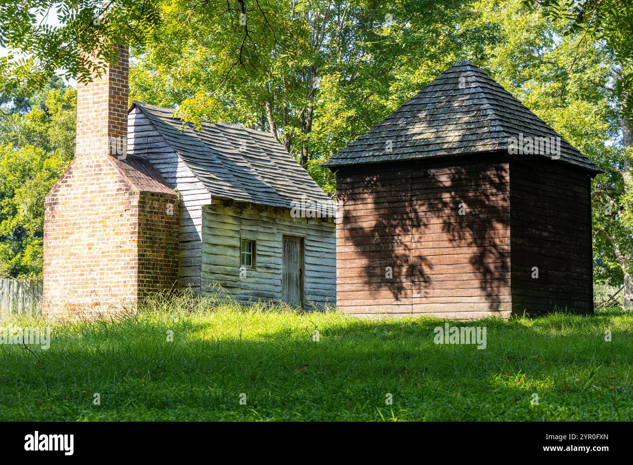 WILLIAMSBURG, VIRGINIA - 25 AGOSTO 2024: Great Hope Plantation a Colonial Williamsburg, una ricreazione della piccola piantagione media. Foto Stock