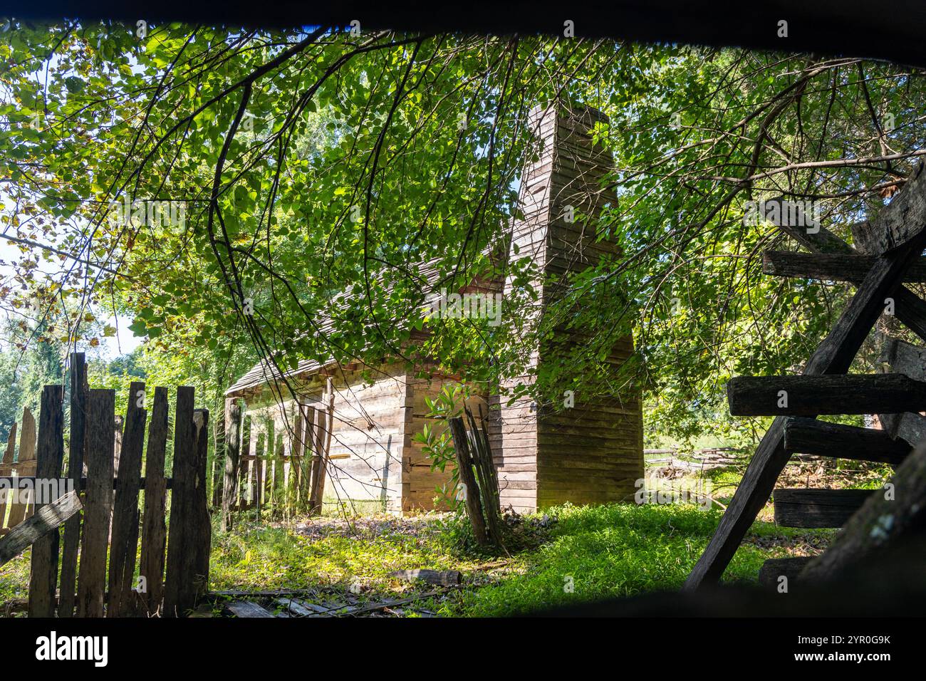 WILLIAMSBURG, VIRGINIA - 25 AGOSTO 2024: Great Hope Plantation a Colonial Williamsburg, una ricreazione della piccola piantagione media. Foto Stock