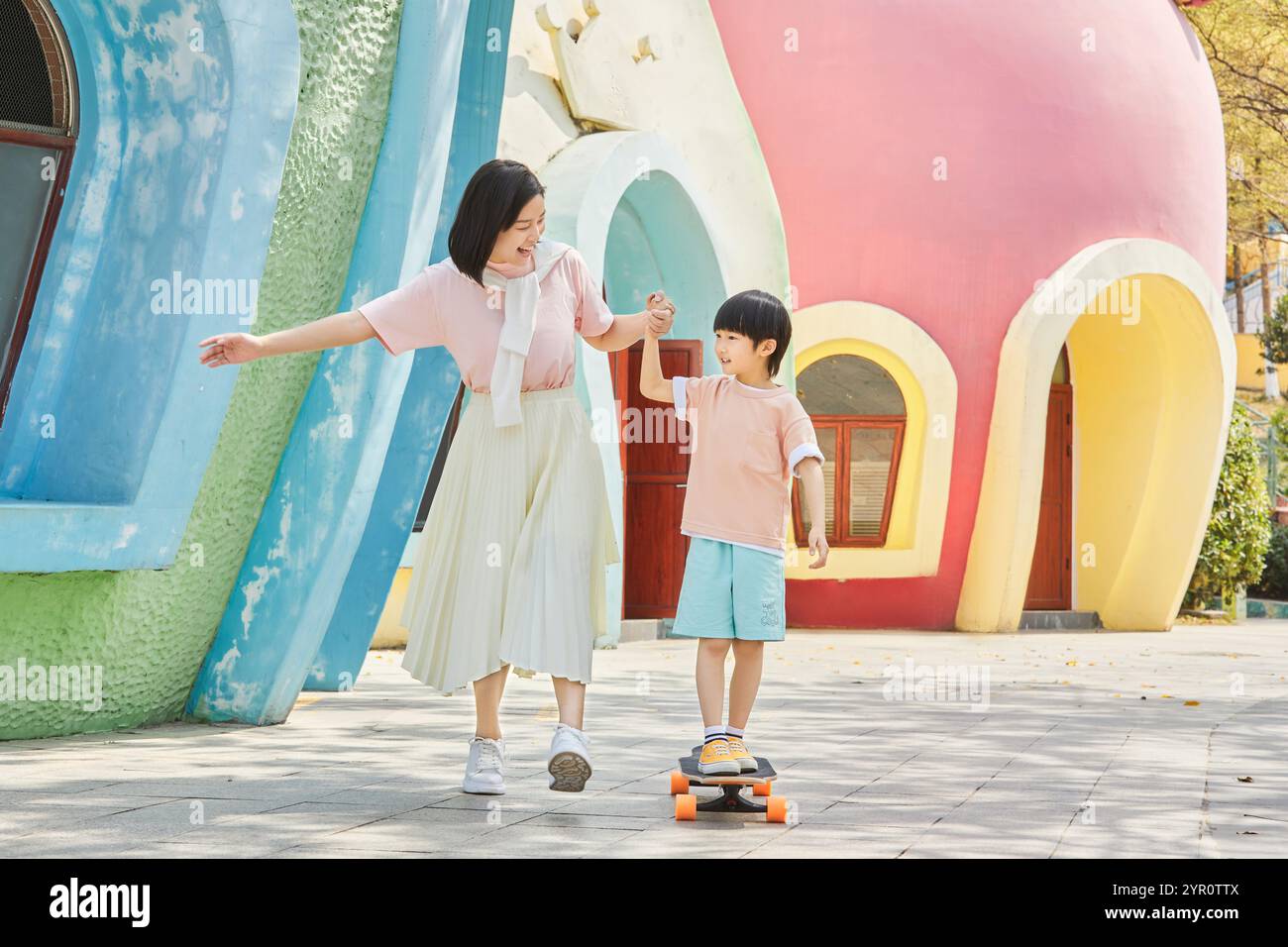 Skateboard madre e figlio nel parco Foto Stock