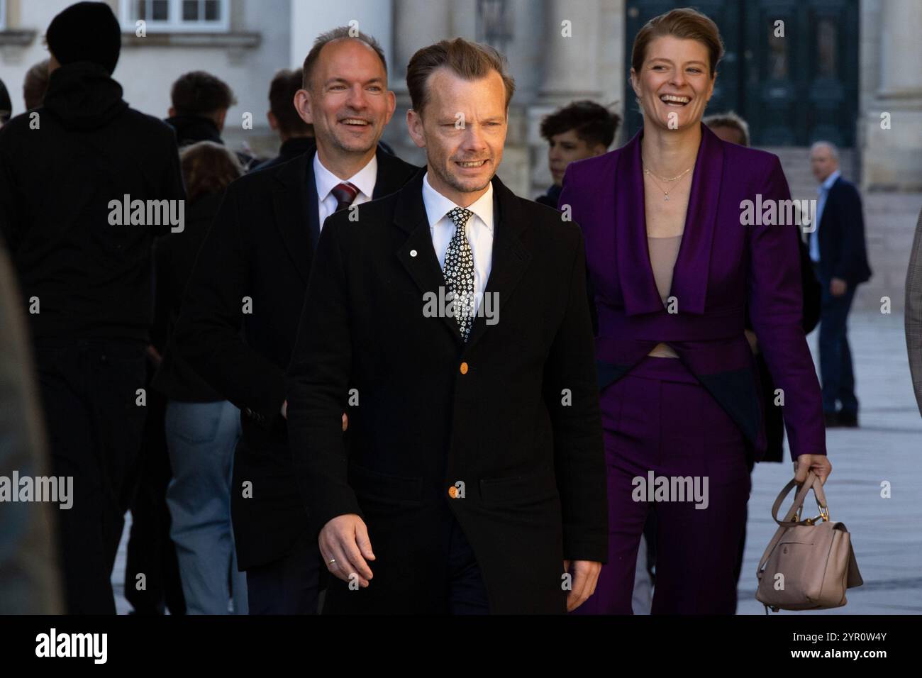 (L-R) Jeppe Bruus Christensen del Partito socialdemocratico, ministro della giustizia Peter Hummelgaard del Partito socialdemocratico e Ane Halsboe-Joergensen del Partito socialdemocratico arrivano alla chiesa del palazzo di Christiansborg prima dell'apertura del Parlamento danese. Il Folketinget si apre. L'apertura segna l'inizio di un nuovo anno parlamentare. La giornata è iniziata con un servizio di chiesa presso la cappella del palazzo di Christiansborg. Foto Stock