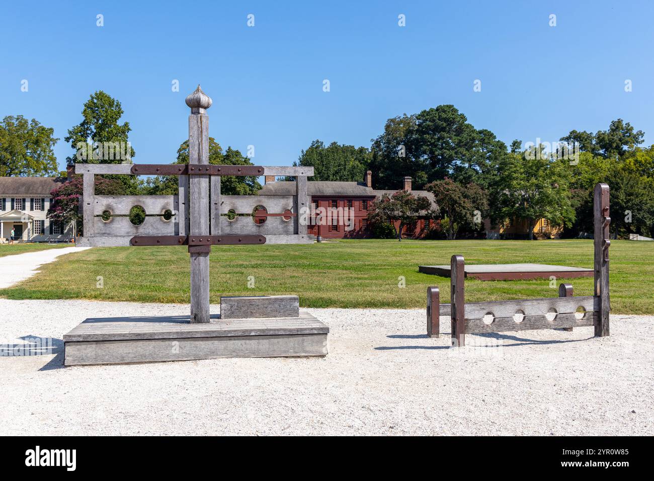 Una gogna, nota anche come stock, fuori dal tribunale nella città coloniale di Williamsburg Foto Stock