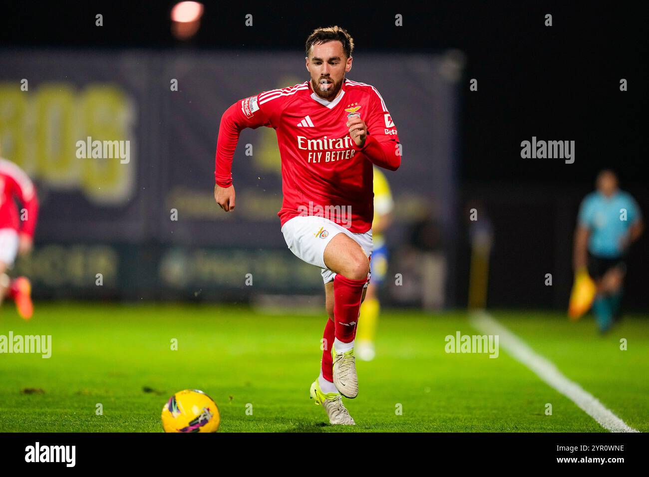 Arouca, Portogallo. 1 dicembre 2024. Estádio Municipal de Arouca AROUCA, PORTOGALLO - 1 DICEMBRE: Orkun Kökçü di SL Benfica corre con la palla durante la partita della Liga Portugal Betclic Matchweek 12 tra FC Arouca e Sport Lisboa e Benfica a Estádio Municipal de Arouca il 1 dicembre 2024 ad Arouca, Portogallo. (Pedro Loureiro/SPP) credito: SPP Sport Press Photo. /Alamy Live News Foto Stock