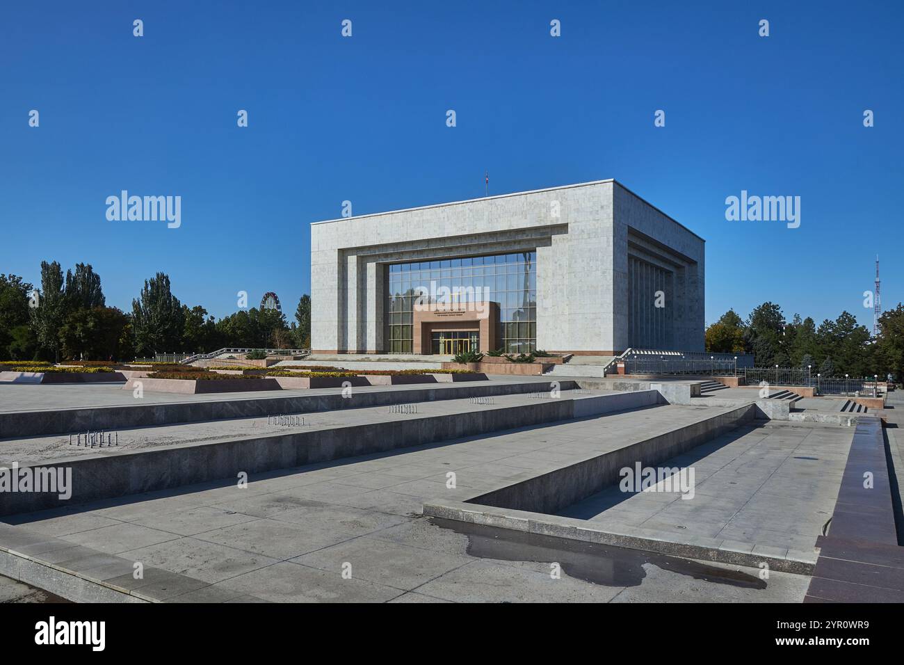 Edificio del Museo storico Nazionale della Repubblica del Kirghizistan. Ala-Too, piazza principale del paese, Bishkek, Kirghizistan. Niente persone, nessuno. Edificio rettangolare, architettura cittadina Foto Stock