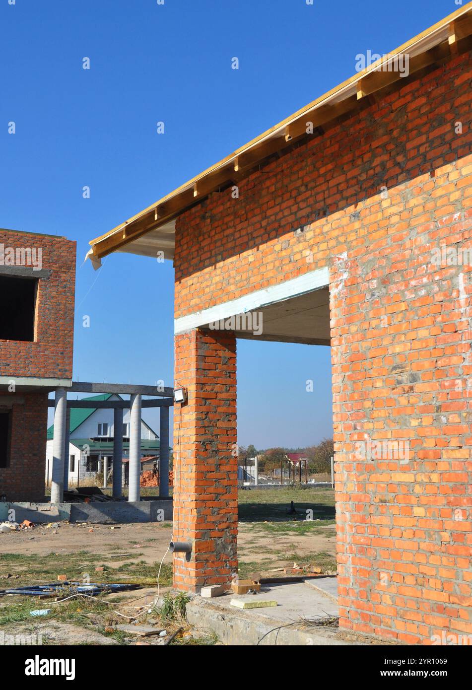 Casa a muro in mattoni con travi in legno e ponte termico con parete isolante rigida. Foto Stock