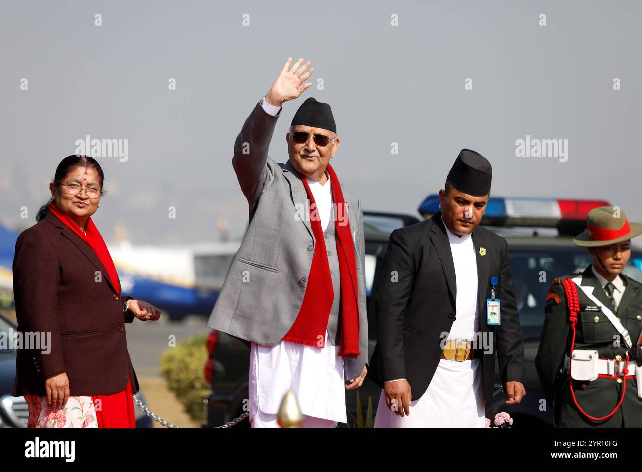 Kathmandu, Kathmandu, Nepal. 2 dicembre 2024. Il primo ministro del Nepal KP Sharma oli (in sciarpa rossa) onda ai media mentre parte per quattro giorni la visita ufficiale della Cina dall'aeroporto internazionale Tribhuvan di Kathmandu il 2 dicembre 2024. Il primo ministro nepalese nella sua prima visita ufficiale in Cina dopo essere salito al potere in luglio dovrebbe firmare il patto BRI con il vicino settentrionale. (Credit Image: © Aryan Dhimal/ZUMA Press Wire) SOLO PER USO EDITORIALE! Non per USO commerciale! Foto Stock