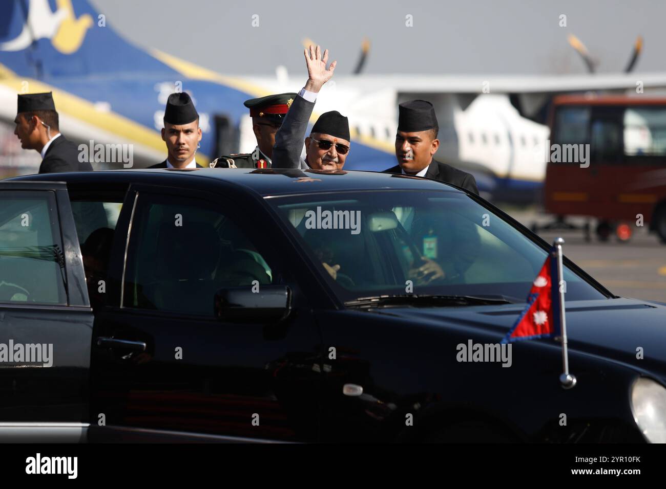 Kathmandu, Kathmandu, Nepal. 2 dicembre 2024. Il primo ministro del Nepal KP Sharma oli (in sciarpa rossa) onda ai media mentre parte per quattro giorni la visita ufficiale della Cina dall'aeroporto internazionale Tribhuvan di Kathmandu il 2 dicembre 2024. Il primo ministro nepalese nella sua prima visita ufficiale in Cina dopo essere salito al potere in luglio dovrebbe firmare il patto BRI con il vicino settentrionale. (Credit Image: © Aryan Dhimal/ZUMA Press Wire) SOLO PER USO EDITORIALE! Non per USO commerciale! Foto Stock