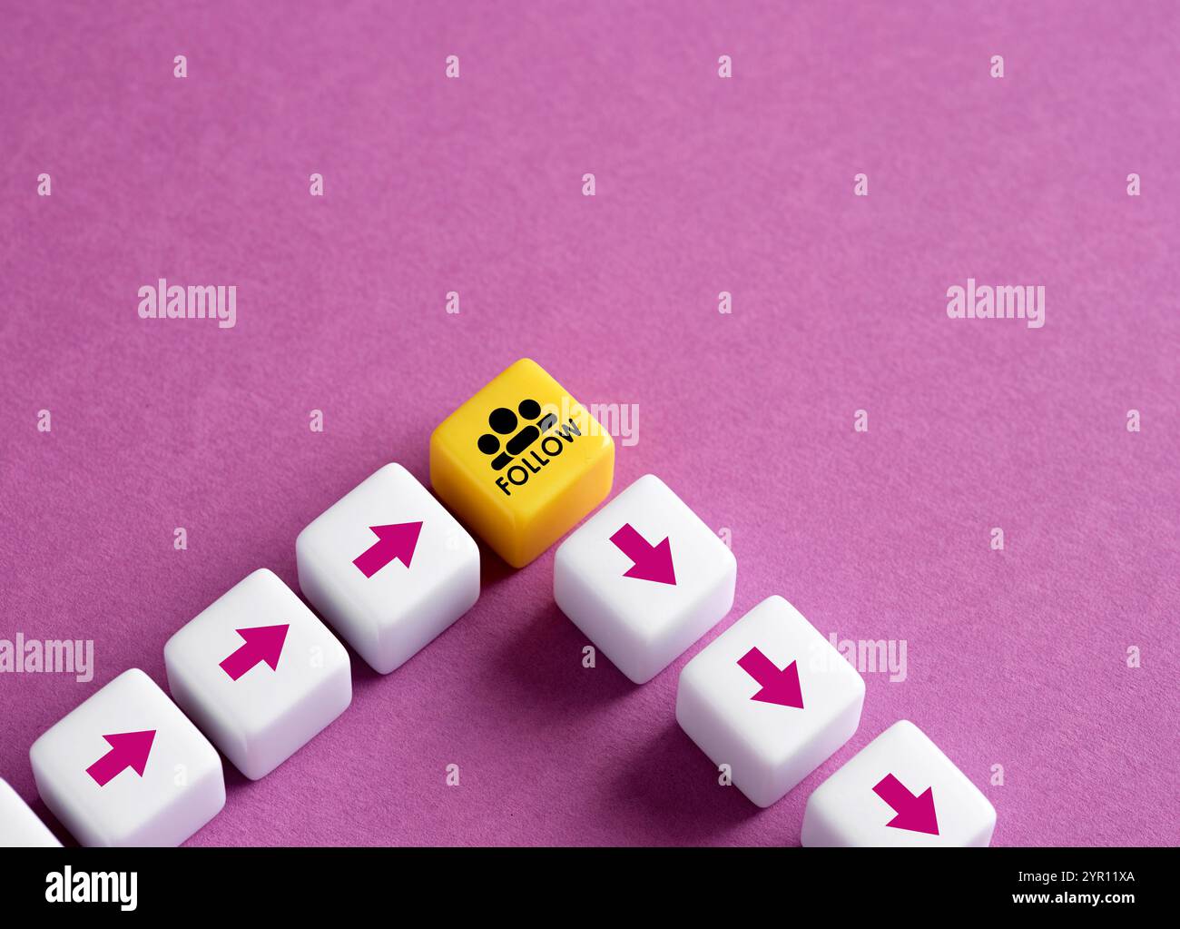 Perdere seguaci. Diminuzione del numero di follower sui social media. Foto Stock