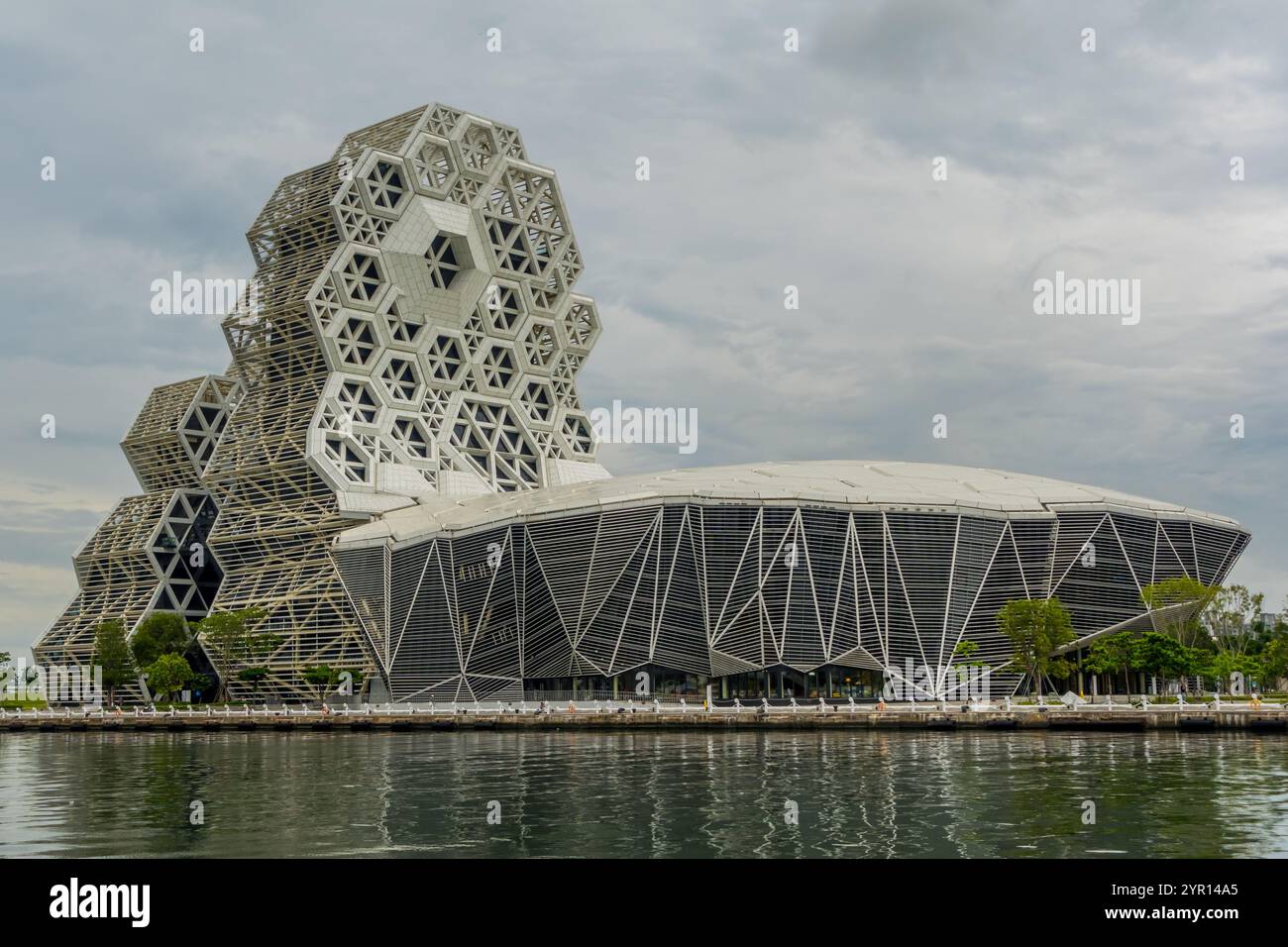 Kaohsiung, Taiwan - 5 settembre 2024 - Kaohsiung Music Center visto dal Glory Pier 6 Foto Stock