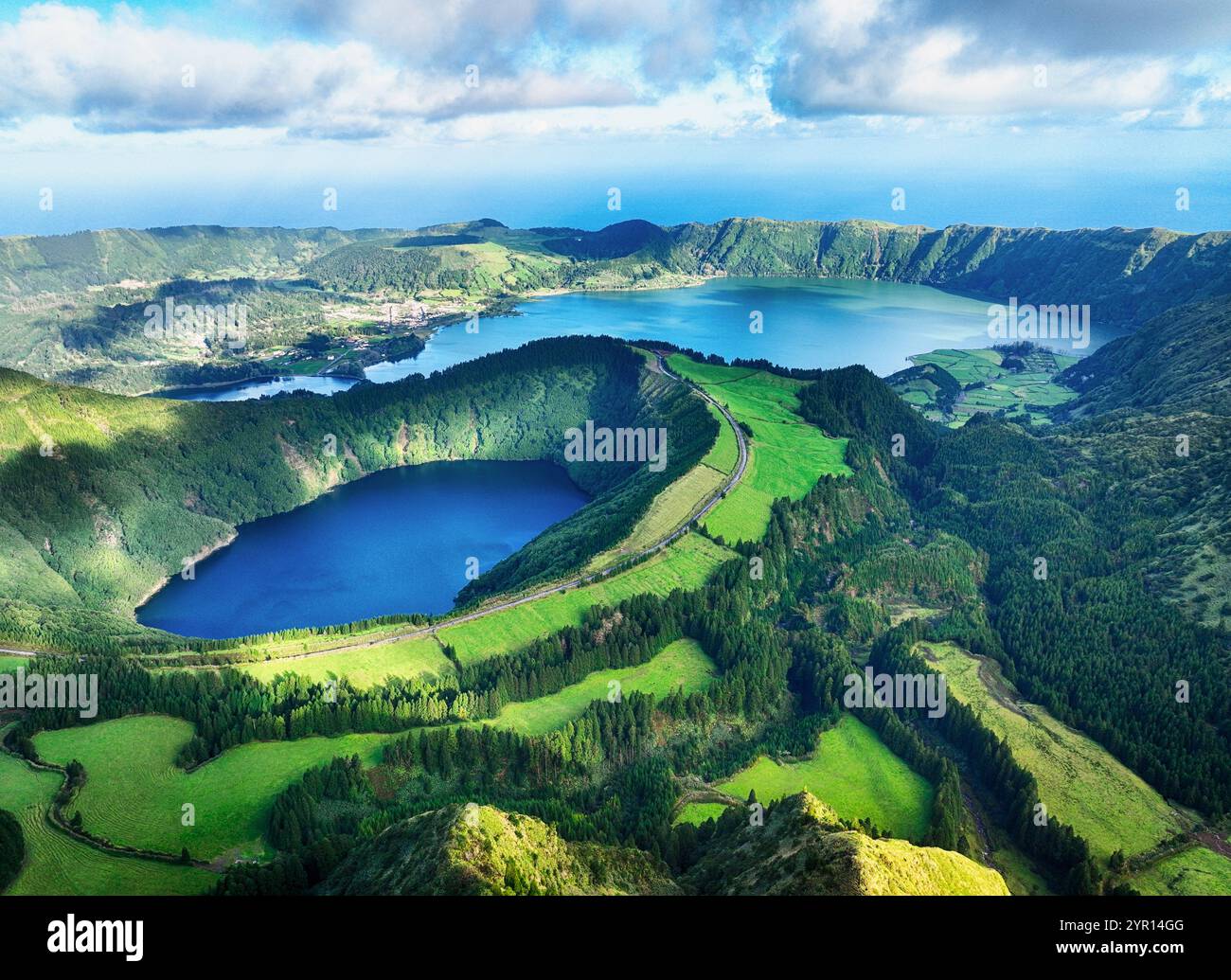 Vista aerea del famoso lago Lagoa das Sete Cidades nelle Azzorre, Sao Miguel Foto Stock