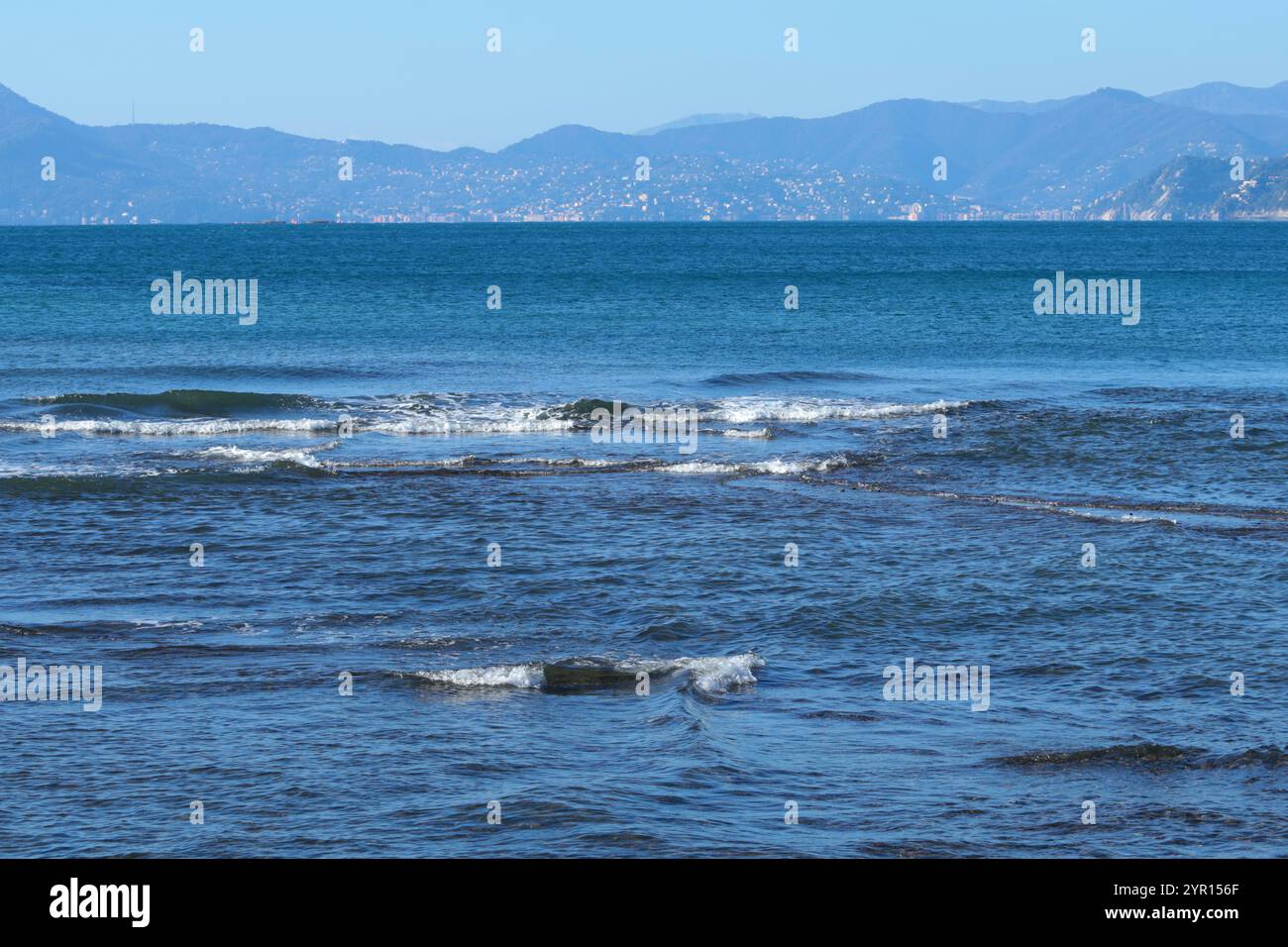Onde sul Mar Mediterraneo. Natura e montagne d'Italia. Setri Levante, Liguria. Foto Stock