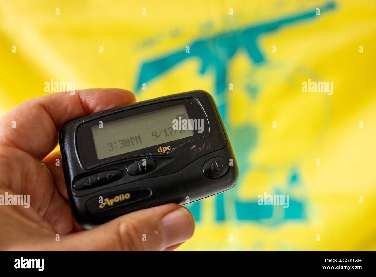 Beirut, Libano. 29 novembre 2024. Illustrazione di Apollo beeper o cercapersone con bandiera Hezbollah, che mostra la data dell'attacco mortale di Israele al movimento iraniano libanese sciita il 17 settembre 2024, alle 15:30 come visto a Beirut, Libano, nel novembre 2024. Foto di Balkis Press/ABACAPRESS. COM credito: Abaca Press/Alamy Live News Foto Stock