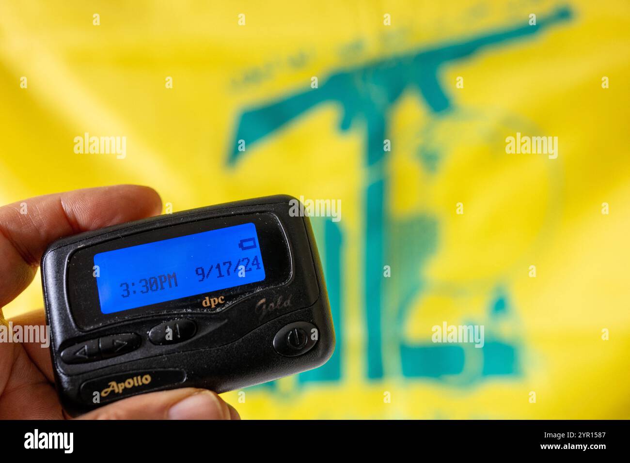 Beirut, Libano. 29 novembre 2024. Illustrazione di Apollo beeper o cercapersone con bandiera Hezbollah, che mostra la data dell'attacco mortale di Israele al movimento iraniano libanese sciita il 17 settembre 2024, alle 15:30 come visto a Beirut, Libano, nel novembre 2024. Foto di Balkis Press/ABACAPRESS. COM credito: Abaca Press/Alamy Live News Foto Stock