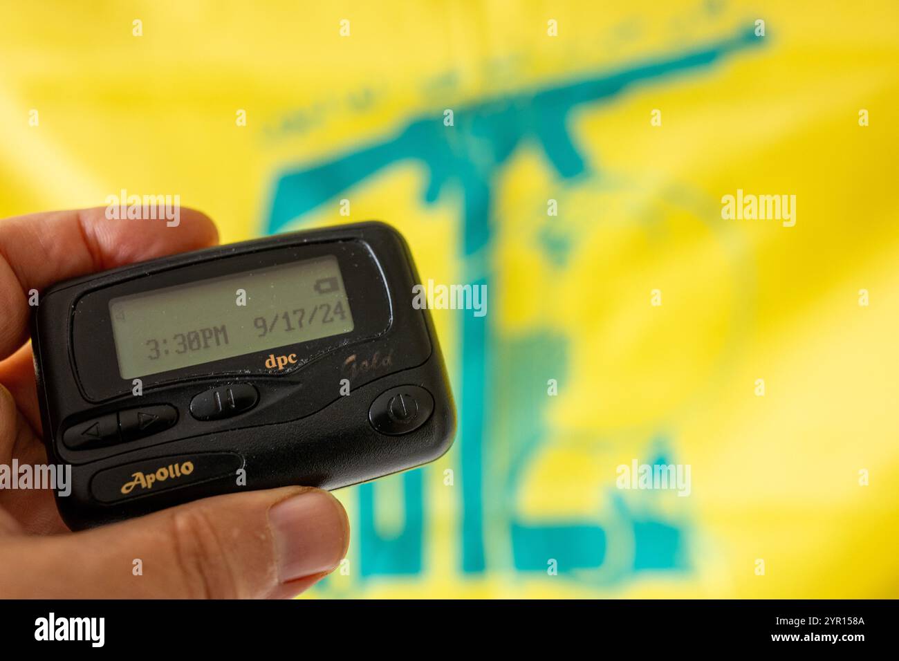 Beirut, Libano. 29 novembre 2024. Illustrazione di Apollo beeper o cercapersone con bandiera Hezbollah, che mostra la data dell'attacco mortale di Israele al movimento iraniano libanese sciita il 17 settembre 2024, alle 15:30 come visto a Beirut, Libano, nel novembre 2024. Foto di Balkis Press/ABACAPRESS. COM credito: Abaca Press/Alamy Live News Foto Stock