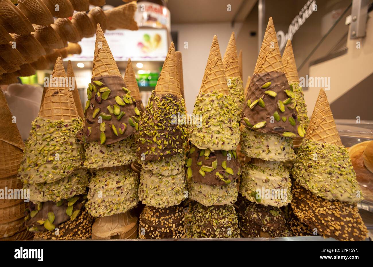 Gelati con coni ricoperti di pistacchio e cioccolato in vendita in Sicilia, Italia Foto Stock