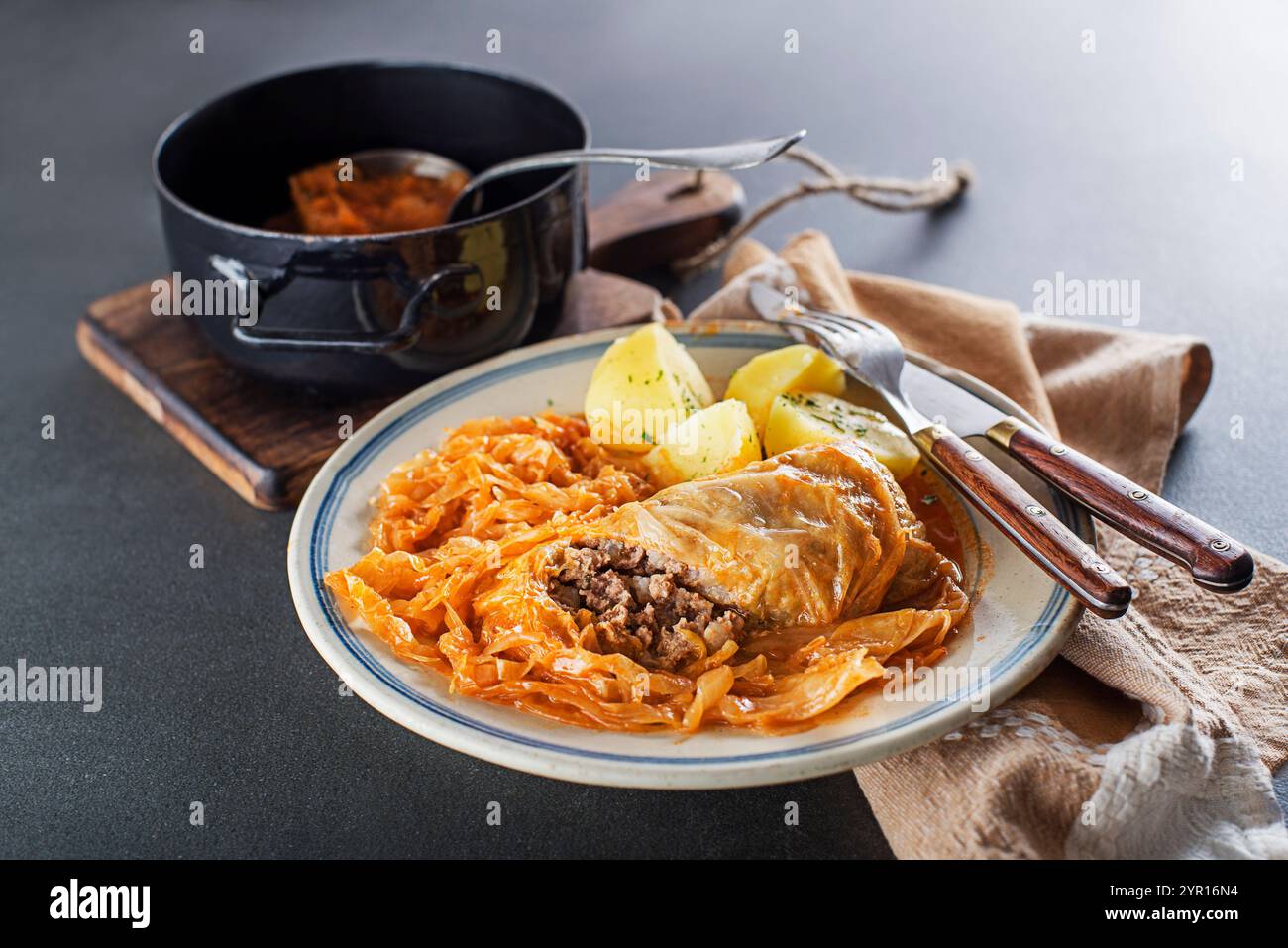 Involtini di cavolo fatti in casa con carne, riso e verdure. Foglie di cavolo tradizionali ripiene, note anche come sarma Foto Stock