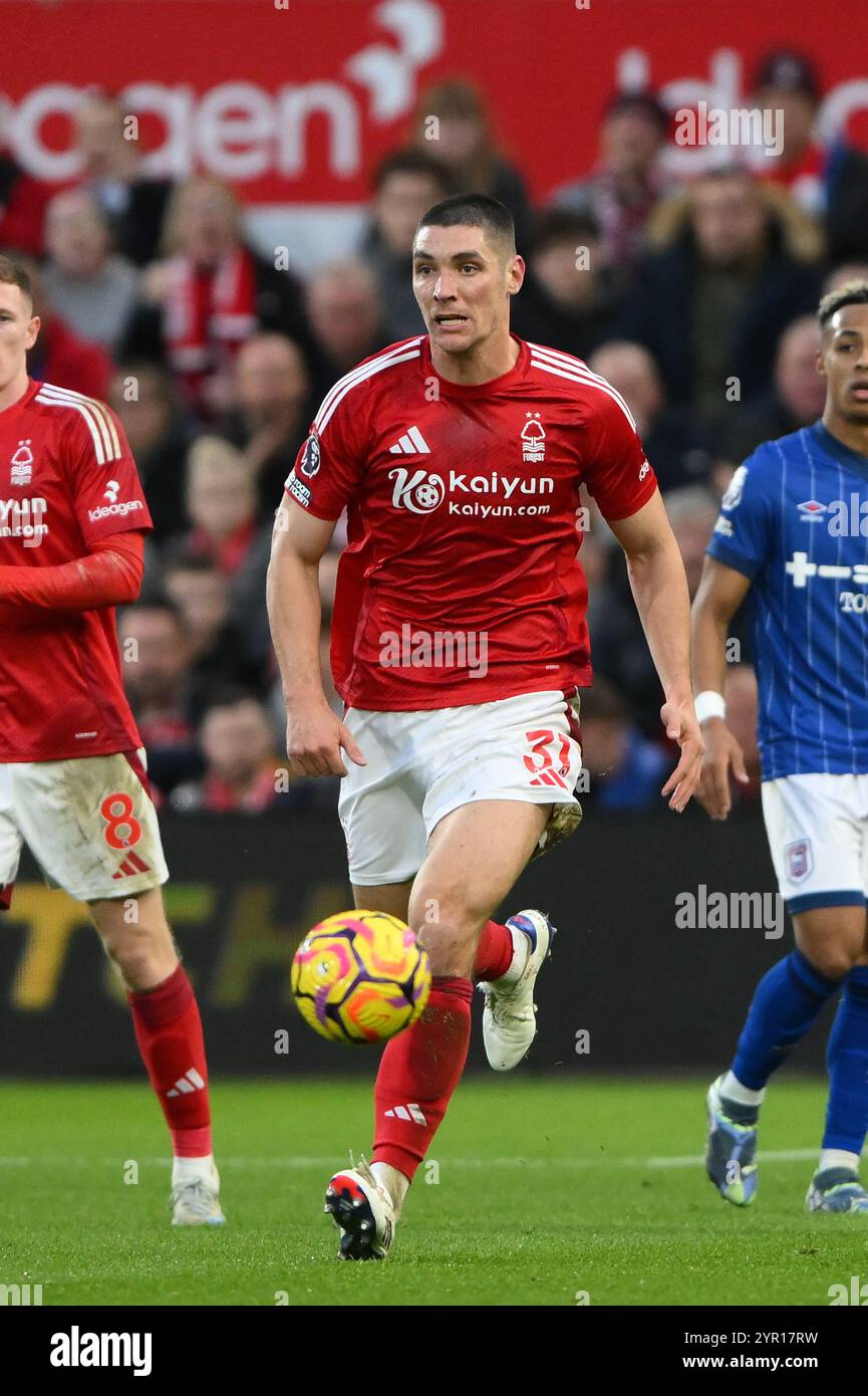 Nikola Milenkovic di Nottingham Forest in azione durante la partita di Premier League tra Nottingham Forest e Ipswich Town al City Ground di Nottingham sabato 30 novembre 2024. (Foto: Jon Hobley | notizie mi) Foto Stock