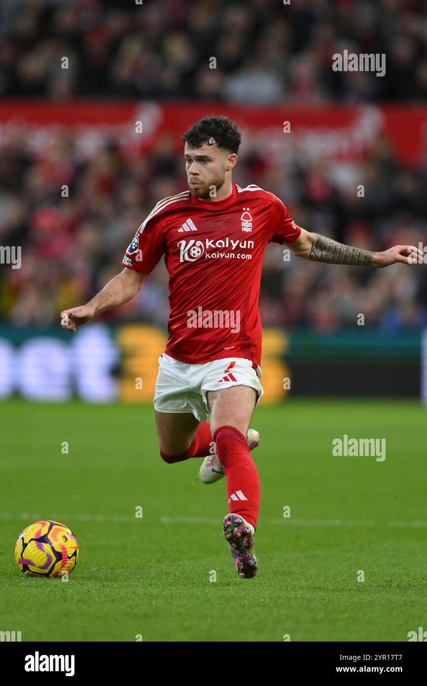 Neco Williams di Nottingham Forest in azione durante la partita di Premier League tra Nottingham Forest e Ipswich Town al City Ground di Nottingham sabato 30 novembre 2024. (Foto: Jon Hobley | notizie mi) Foto Stock