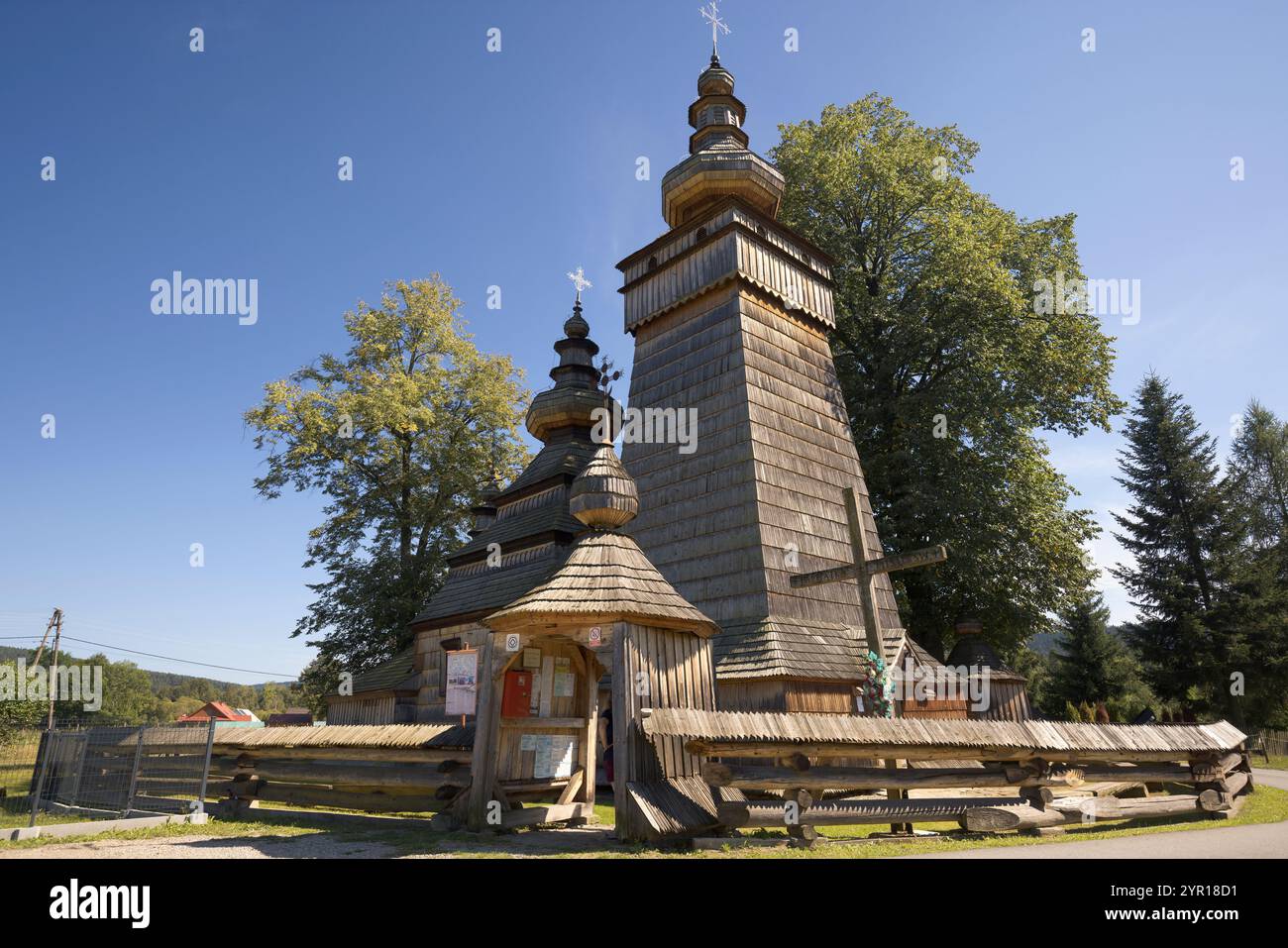 La chiesa ortodossa di Santa Paraskeva a Kwiaton si erge maestosamente sotto il sole, circondata dalla natura, in Polonia Foto Stock