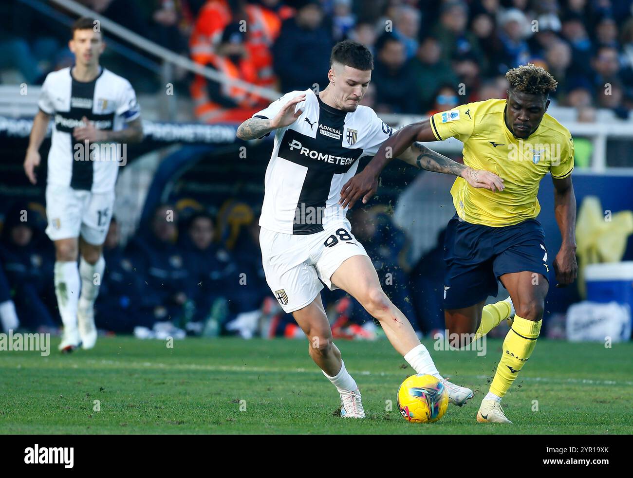 PARMA, ITALIA - 1 DICEMBRE: Dennis Man del Parma calcio compete per il ballo con Fisayo Dele-Bashiru del SS Lazio , durante la partita di serie A tra Parma calcio e SS Lazio allo Stadio Ennio Tardini il 1 dicembre 2024 a Parma. (Foto di MB Media) Foto Stock